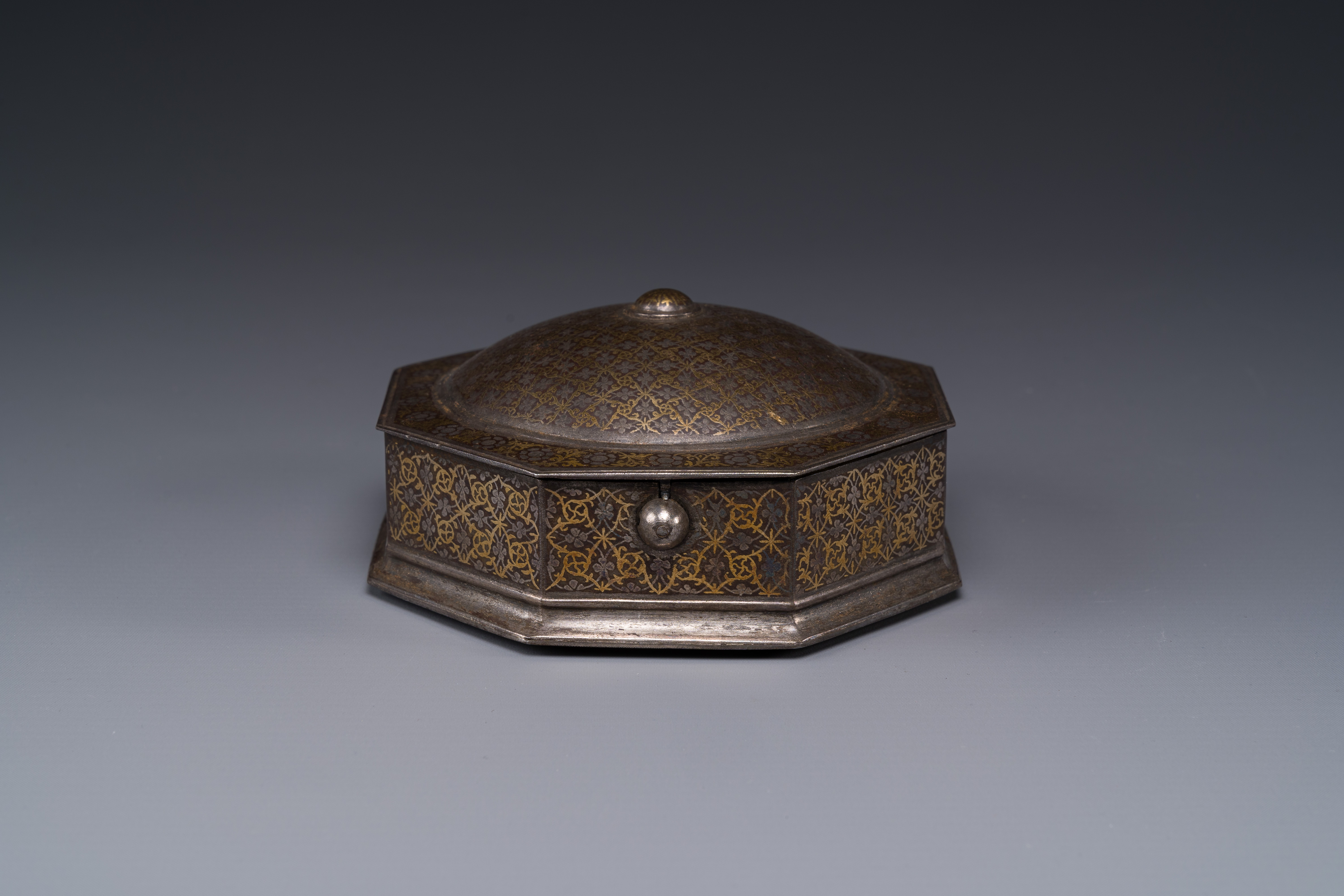 A Iranian octagonal parcel-gilt and silver inlaid box, 18/19th C. - Image 2 of 6