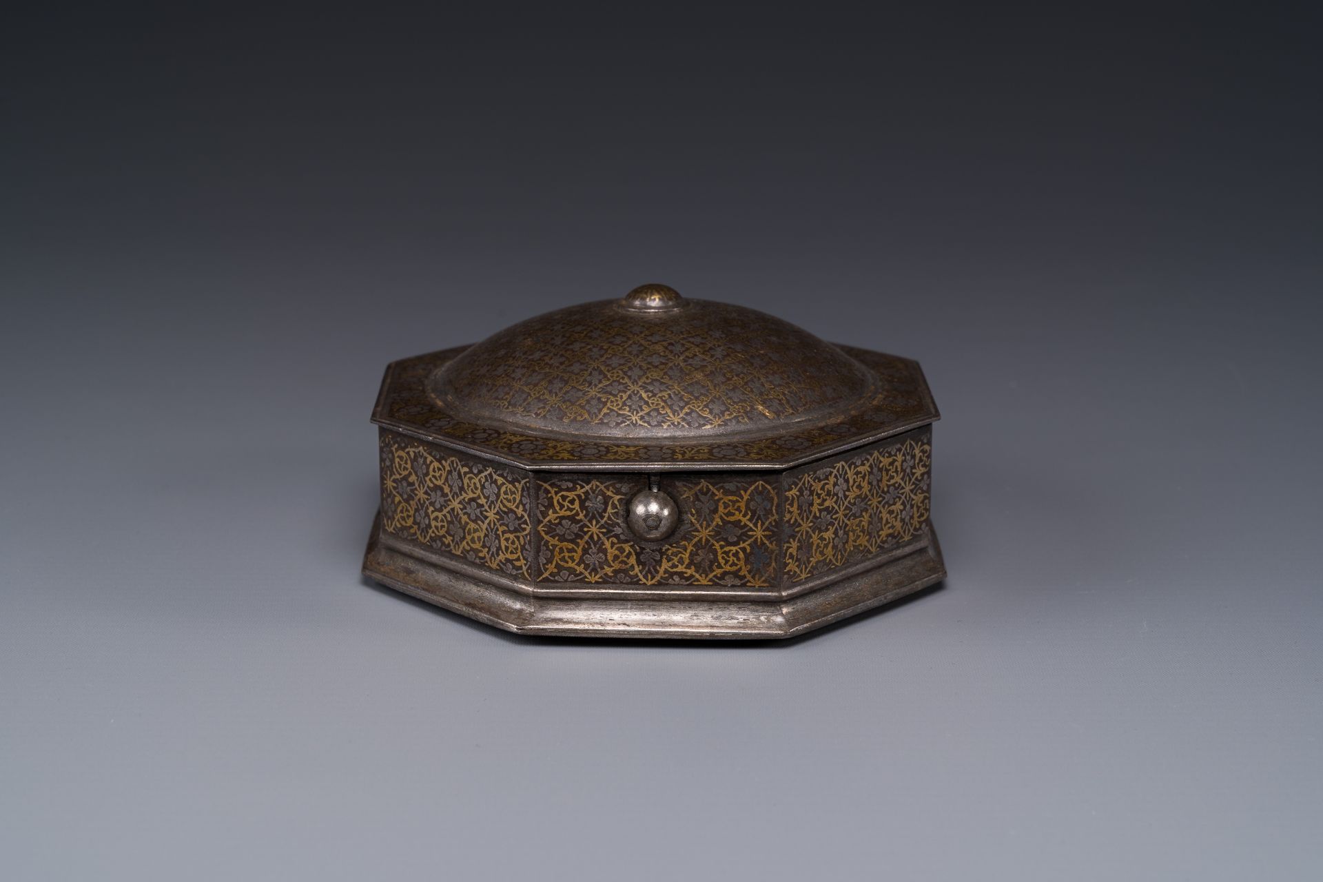 A Iranian octagonal parcel-gilt and silver inlaid box, 18/19th C. - Image 2 of 6