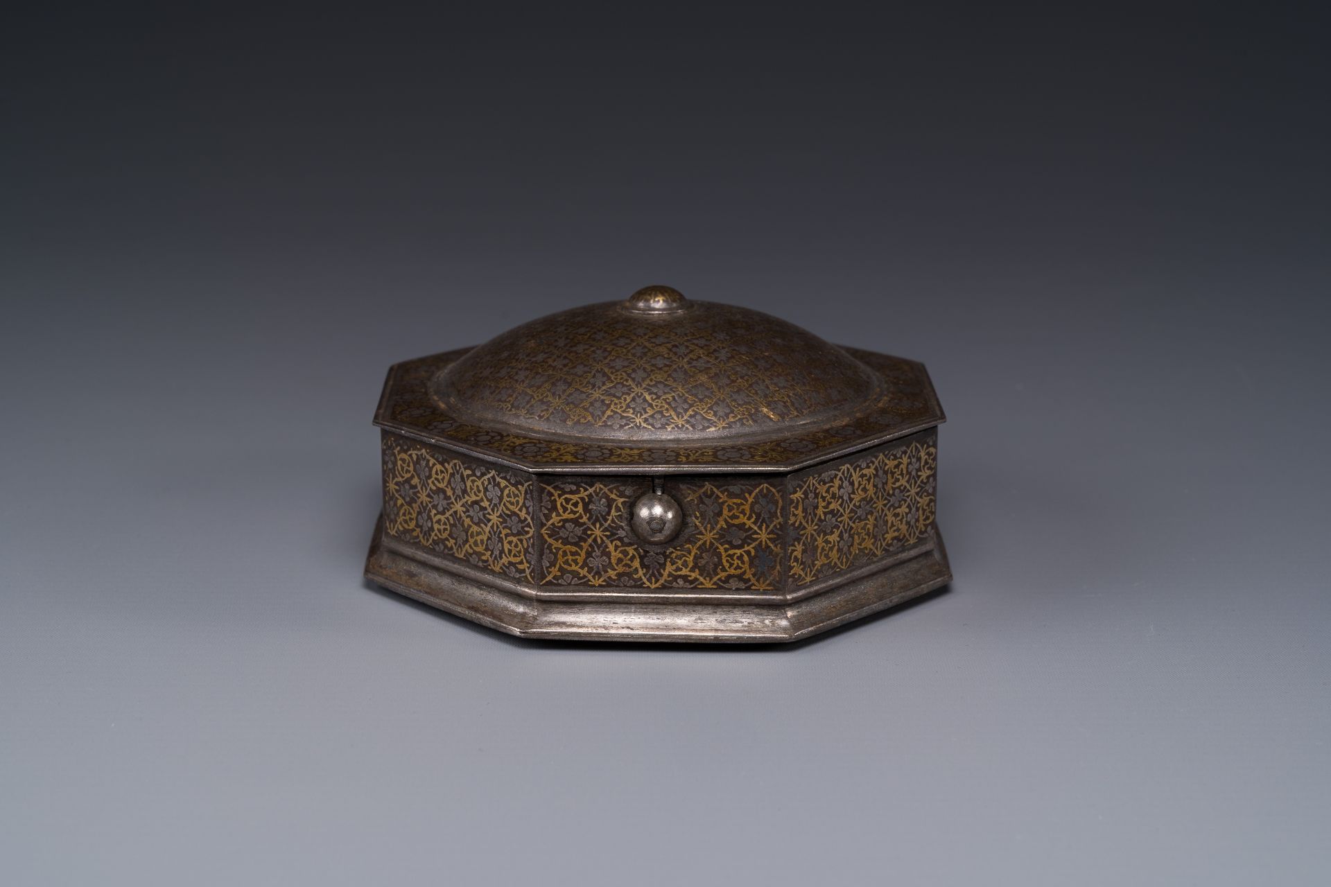 A Iranian octagonal parcel-gilt and silver inlaid box, 18/19th C. - Bild 2 aus 6