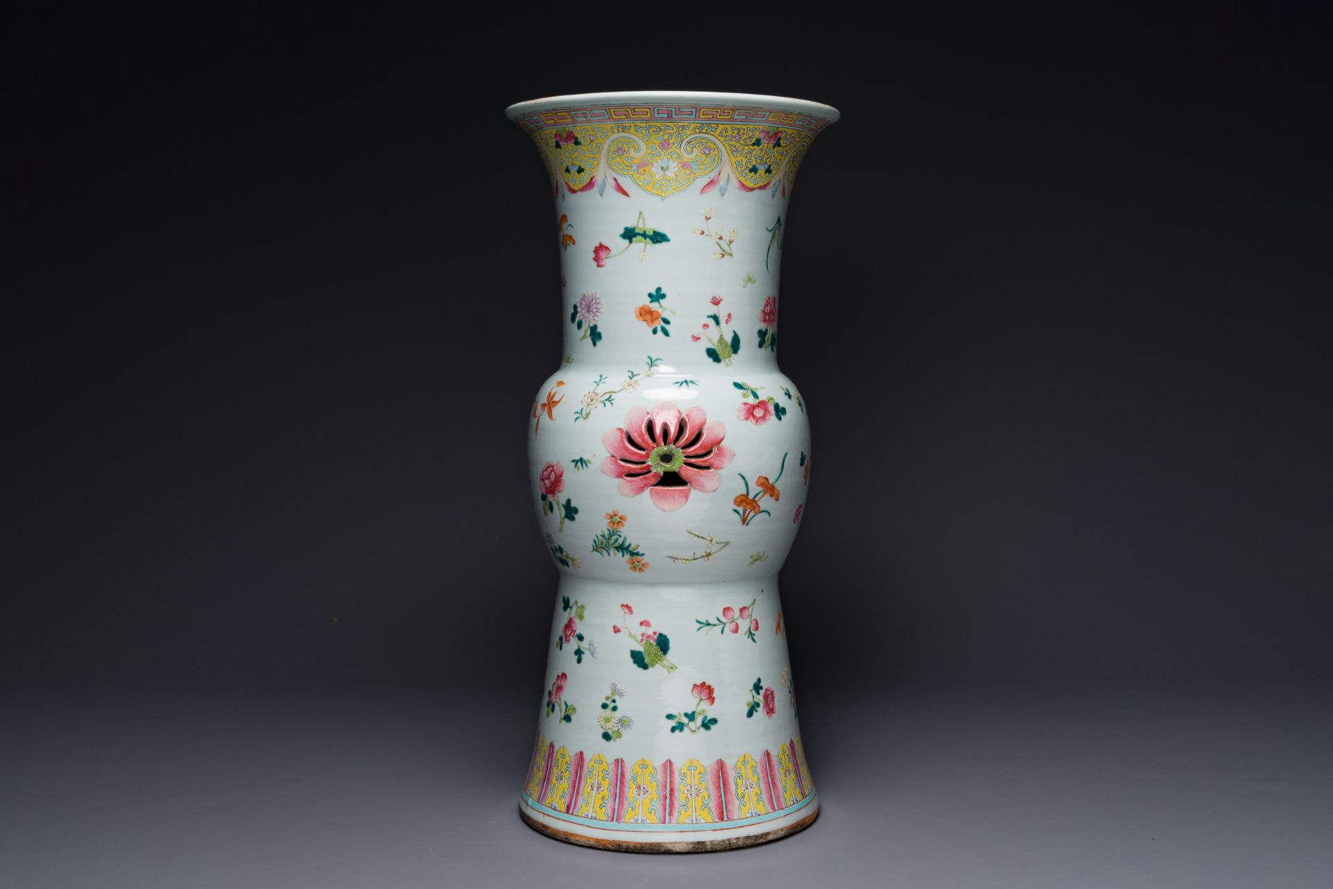 A Chinese famille rose pedestal stand with floral design, 19th C. - Image 3 of 6