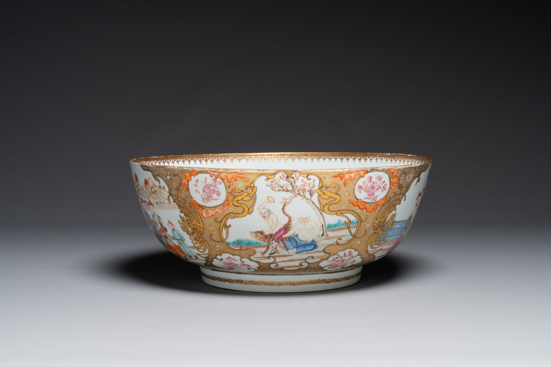 A large fine Chinese Canton famille rose 'Mandarin subject' bowl, Qianlong - Bild 2 aus 7