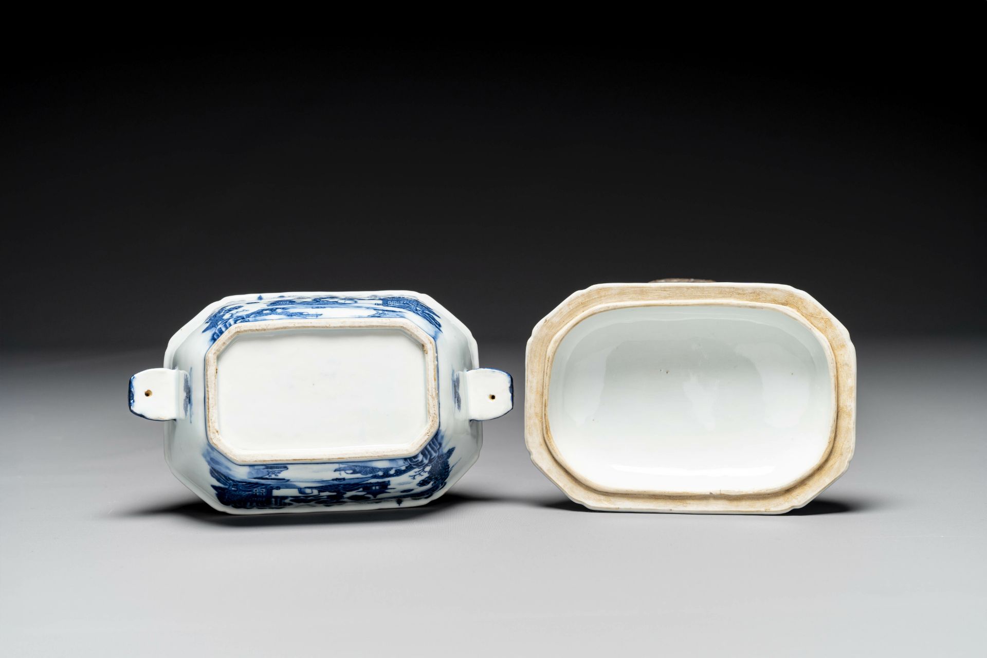 A group of six pieces of Chinese blue and white porcelain, 18/19th century - Image 15 of 17