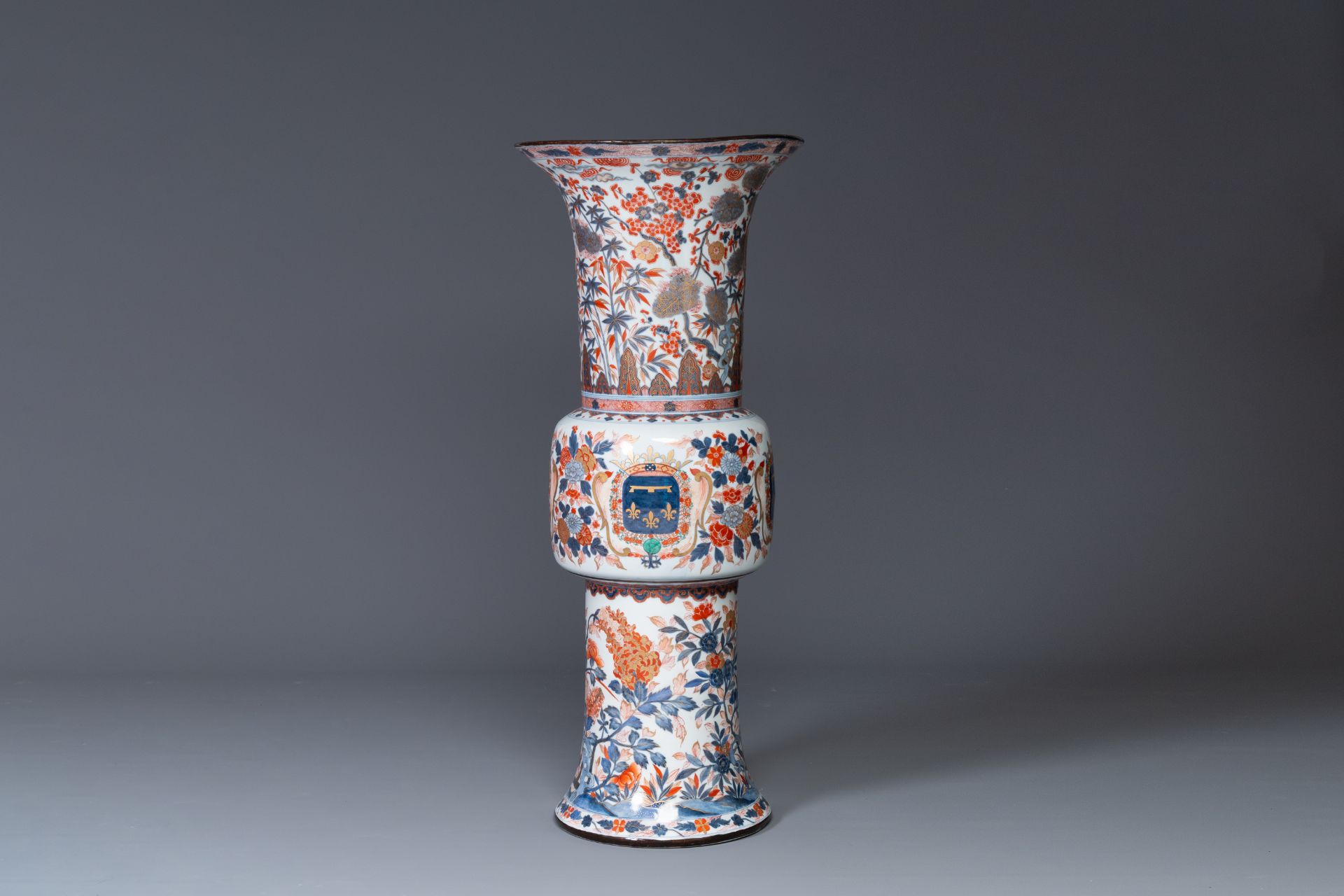 A monumental Imari-style 'gu' vase with the arms of the Duke of Orleans, Samson, France, 19th C. - Bild 3 aus 6