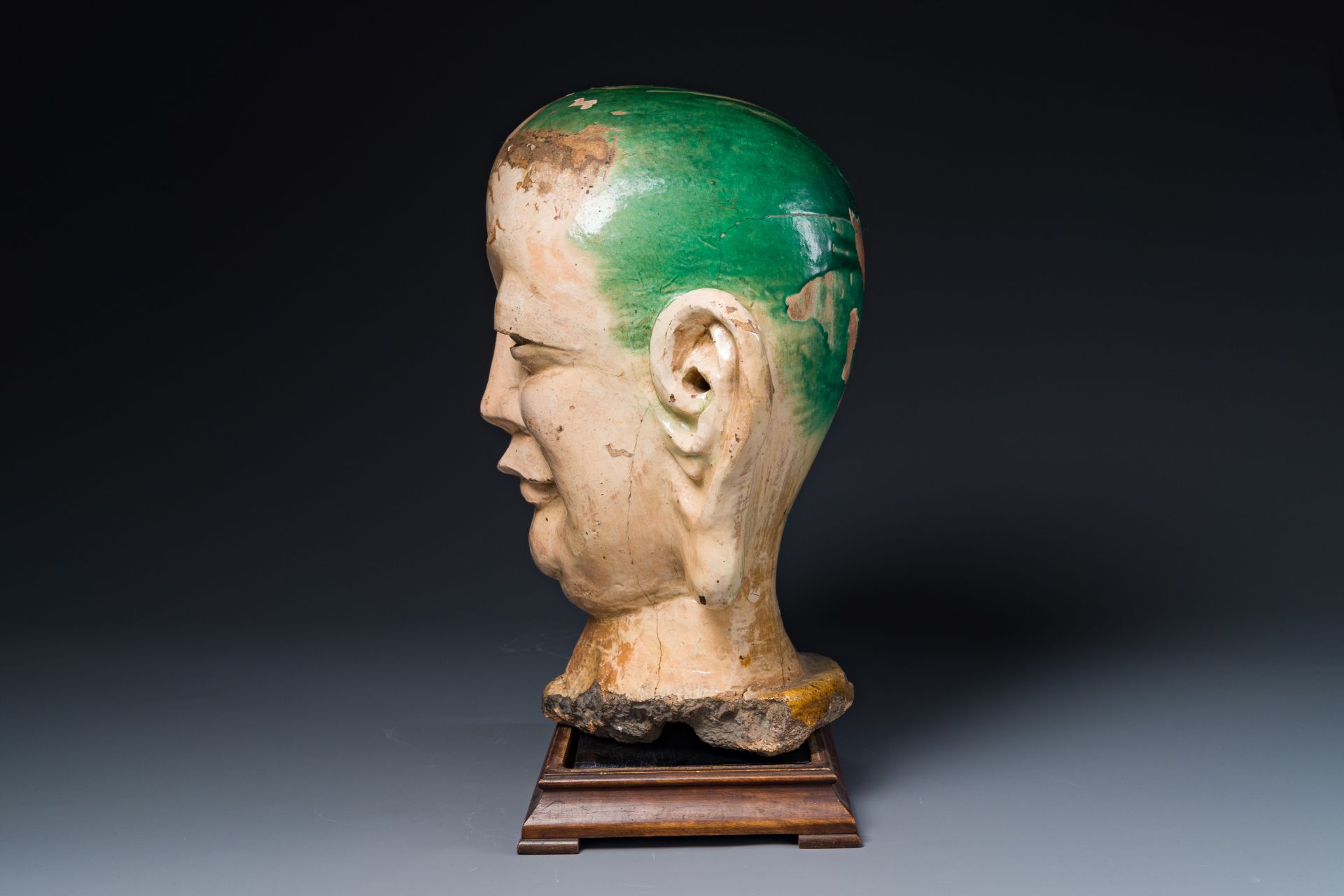 An imposing Chinese sancai glazed stoneware head of a monk, Yuan/Ming - Bild 3 aus 7