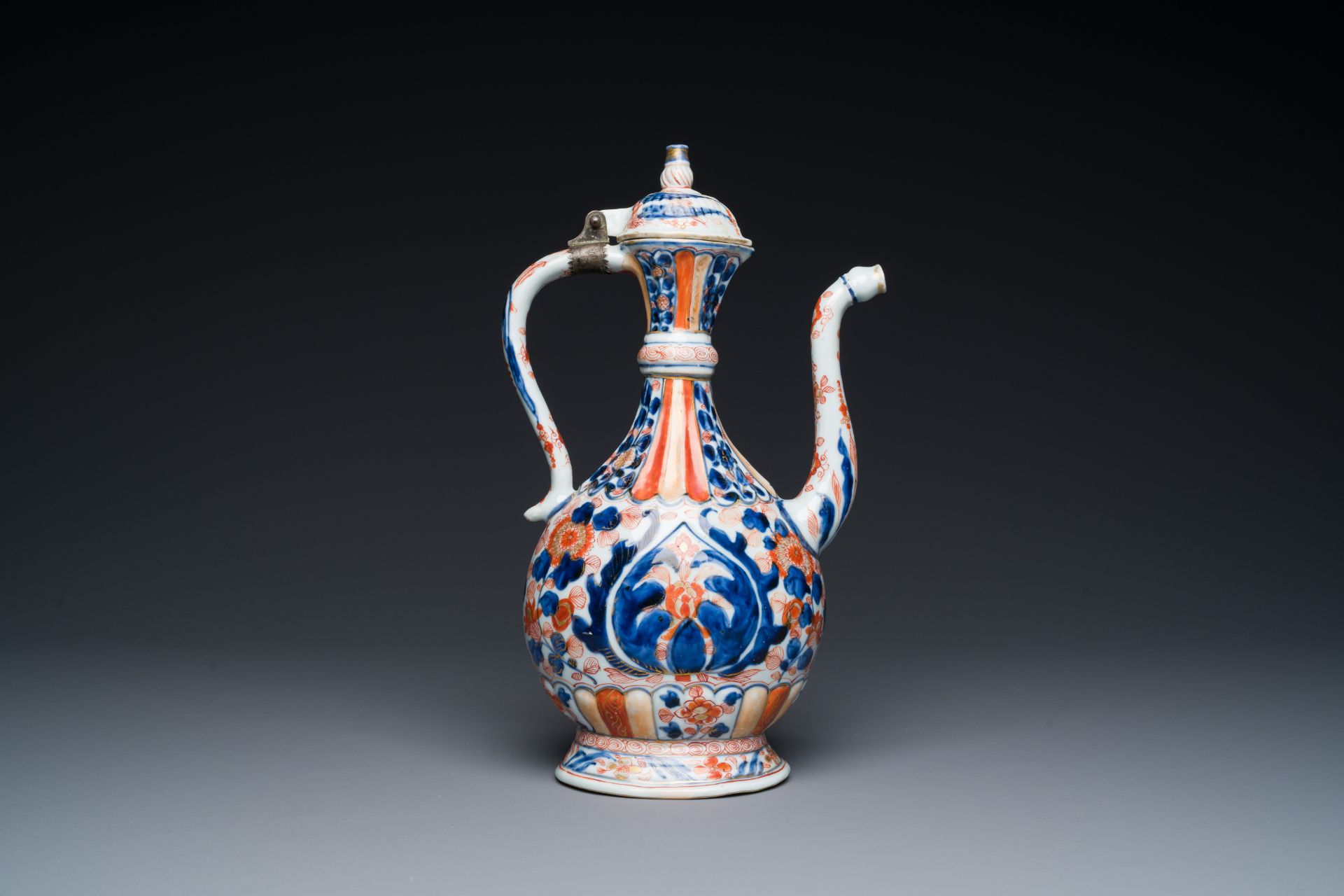 A Chinese Imari-style 'aftaba' ewer for the Islamic market, Kangxi - Bild 4 aus 8