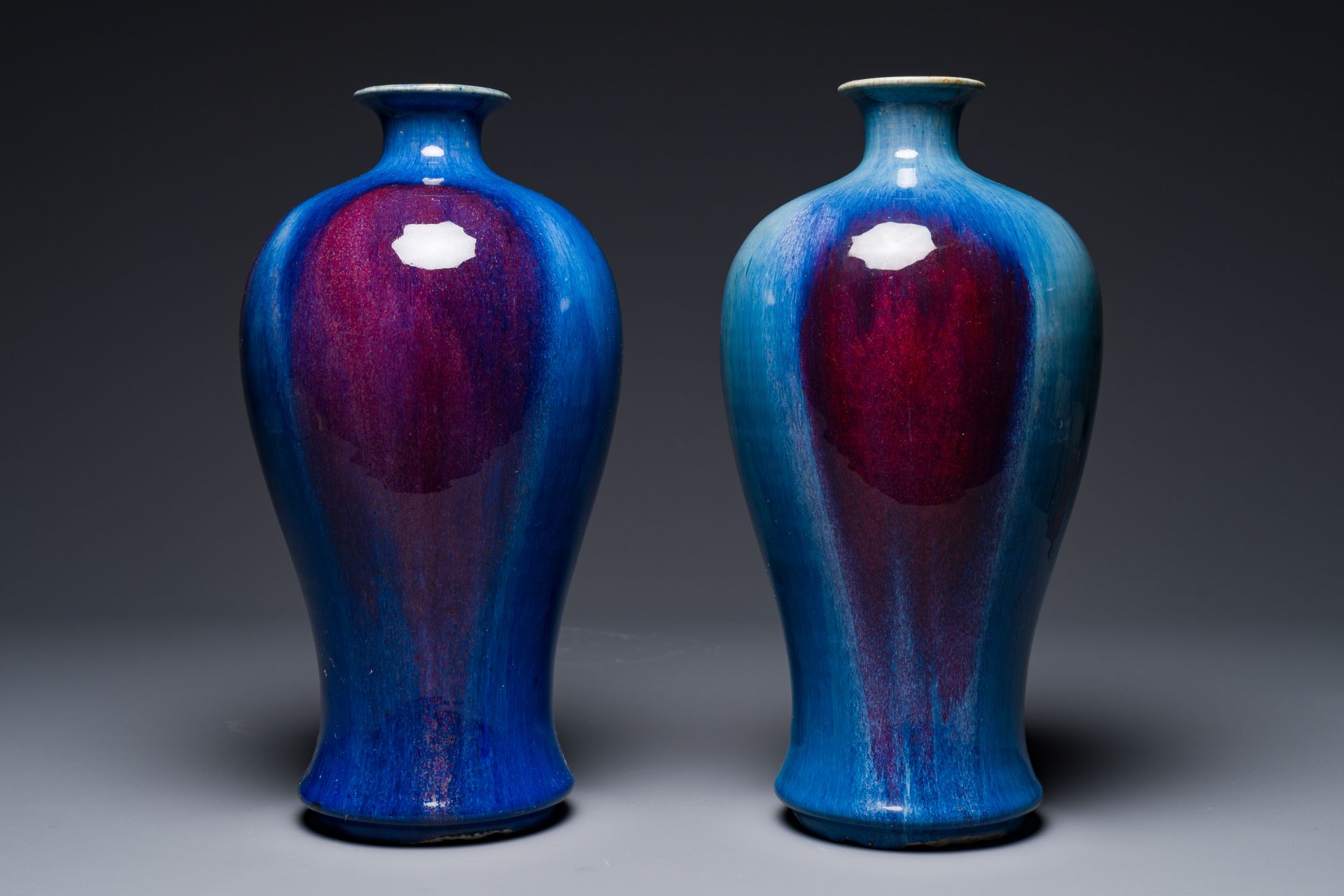 A pair of Chinese flambe-glazed 'meiping' vases, 18th C. - Bild 3 aus 5