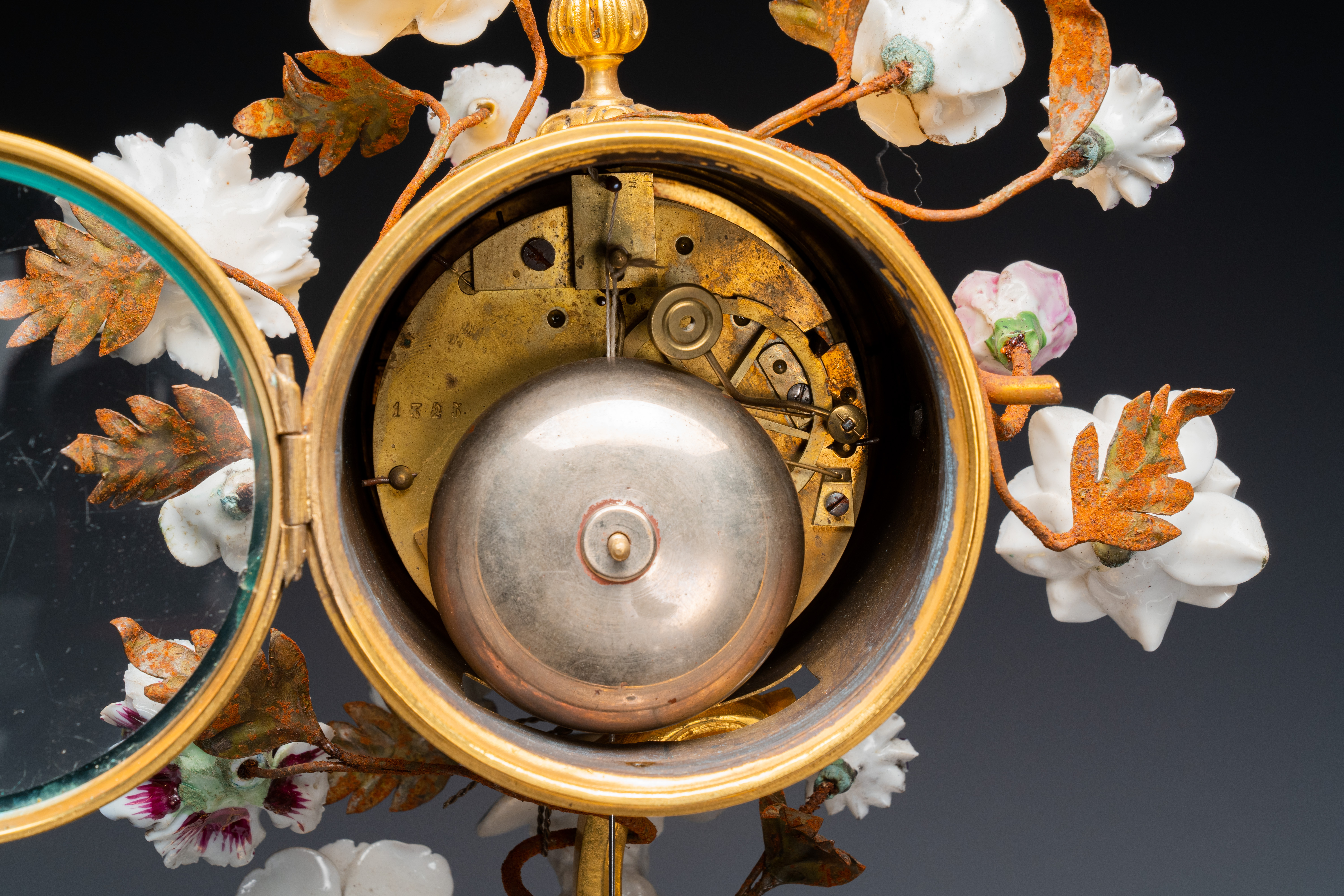 A French ormolu-mounted porcelain mantel clock, 18/19th C. - Image 14 of 28