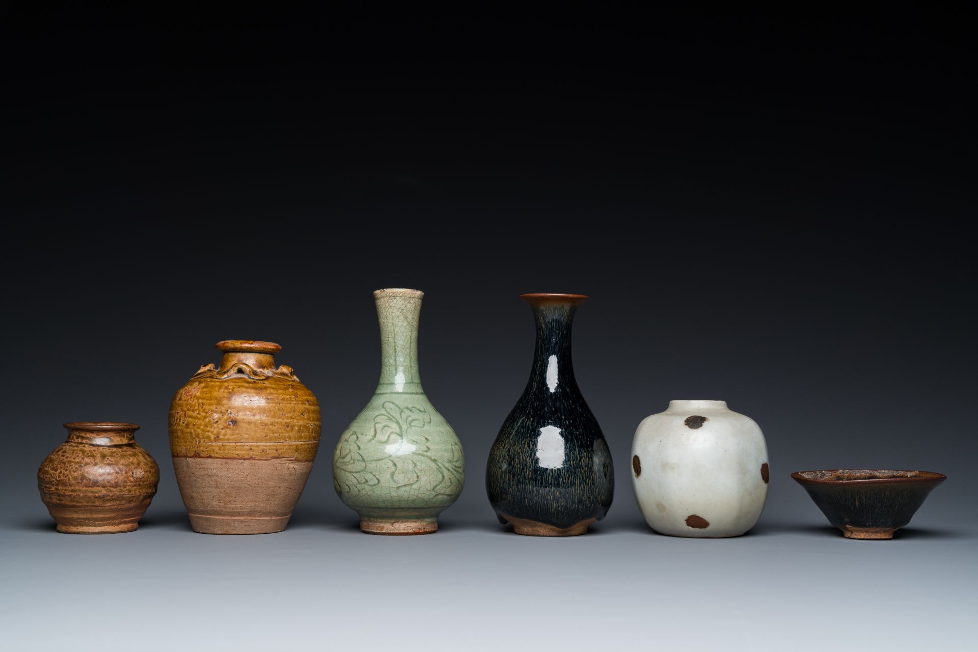 Five various Chinese monochrome-glazed vases and a bowl, Yuan and later - Bild 3 aus 7