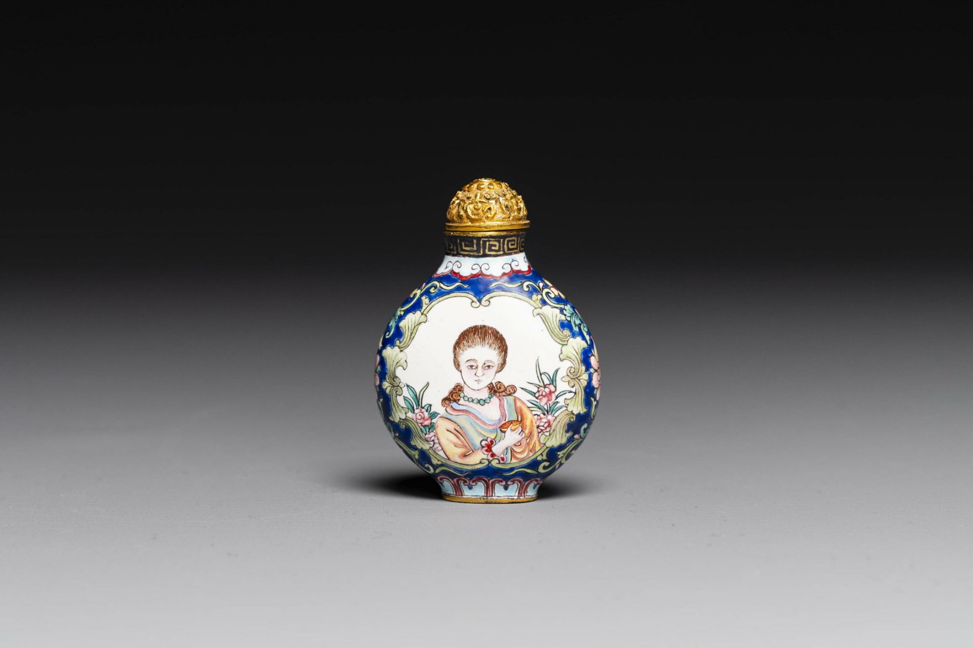 A Chinese Canton enamel snuff bottle with 'European scene', Qianlong mark, 19th C. - Image 3 of 6