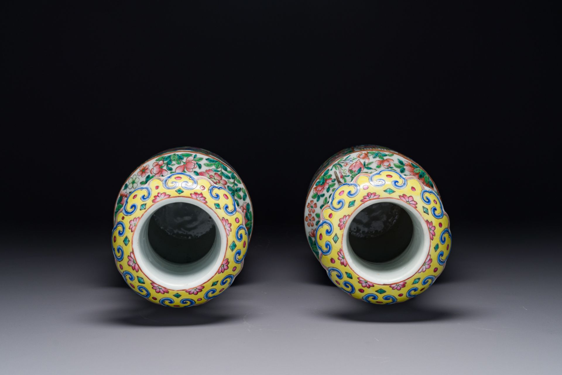 A pair of fine Chinese Canton famille rose 'Water Margin æ°´æ»¸å‚³' vases, 19th C. - Image 5 of 6