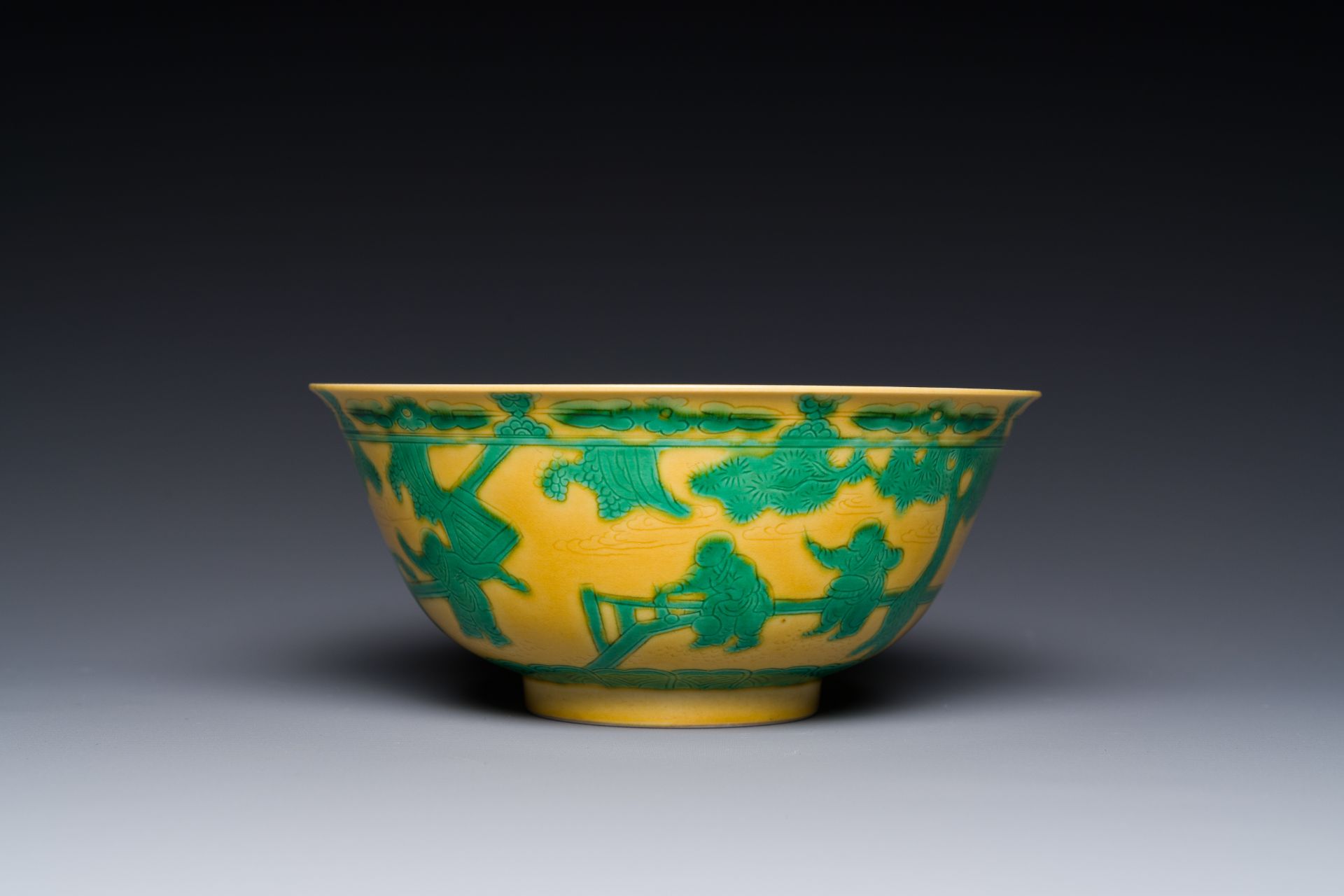 A Chinese yellow-ground 'playing boys' bowl, Yongzheng mark and prossibly of the period - Bild 5 aus 7