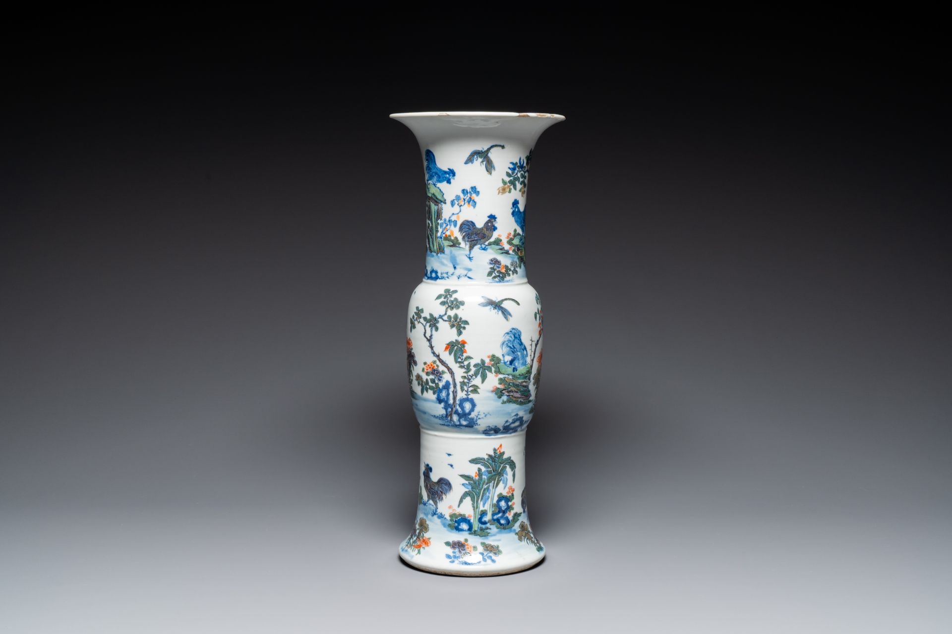 A Chinese doucai 'gu' vase with roosters, Qianlong mark, 19th C - Bild 3 aus 6
