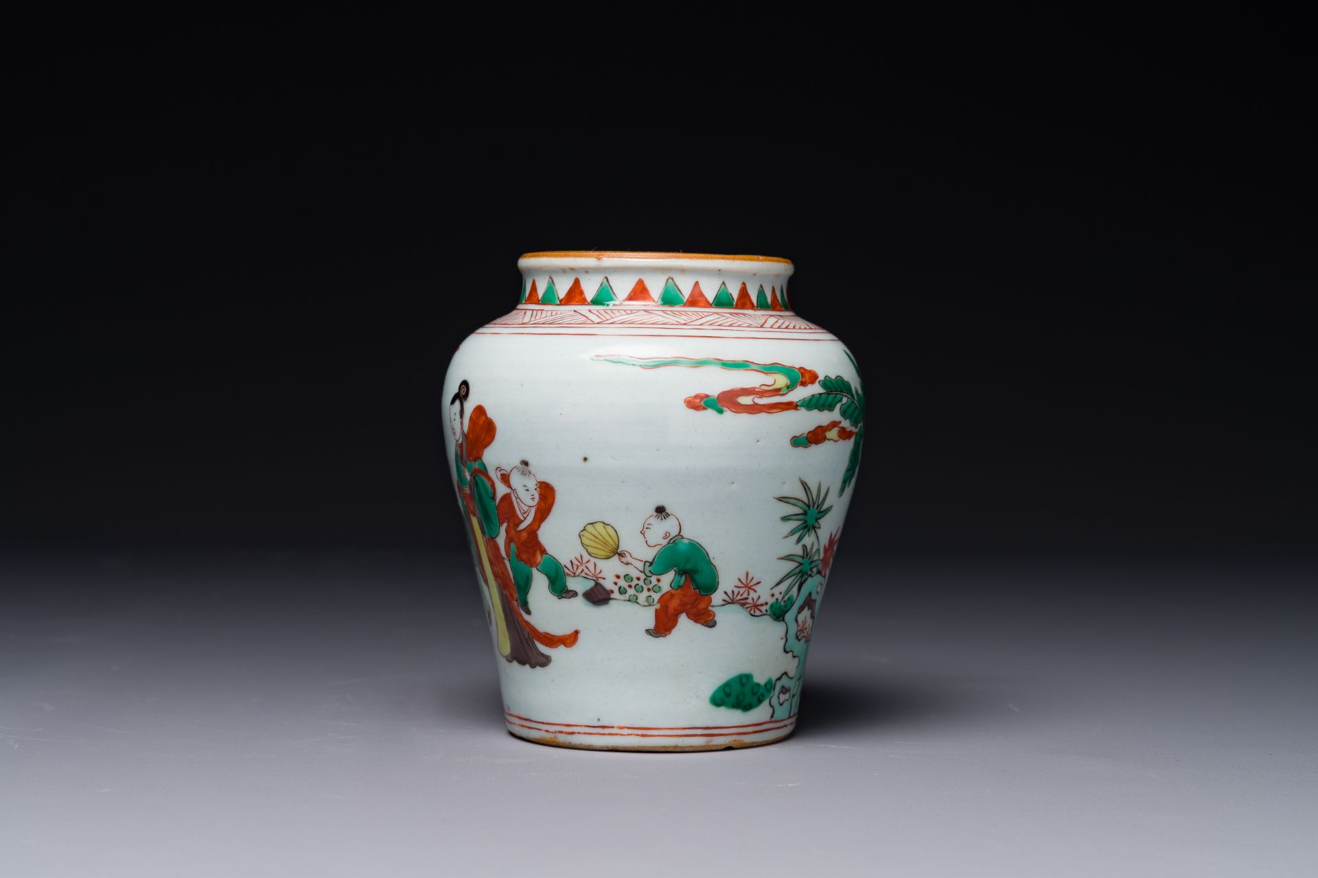 A small Chinese wucai jar with figures in a landscape, Transition period - Bild 2 aus 6