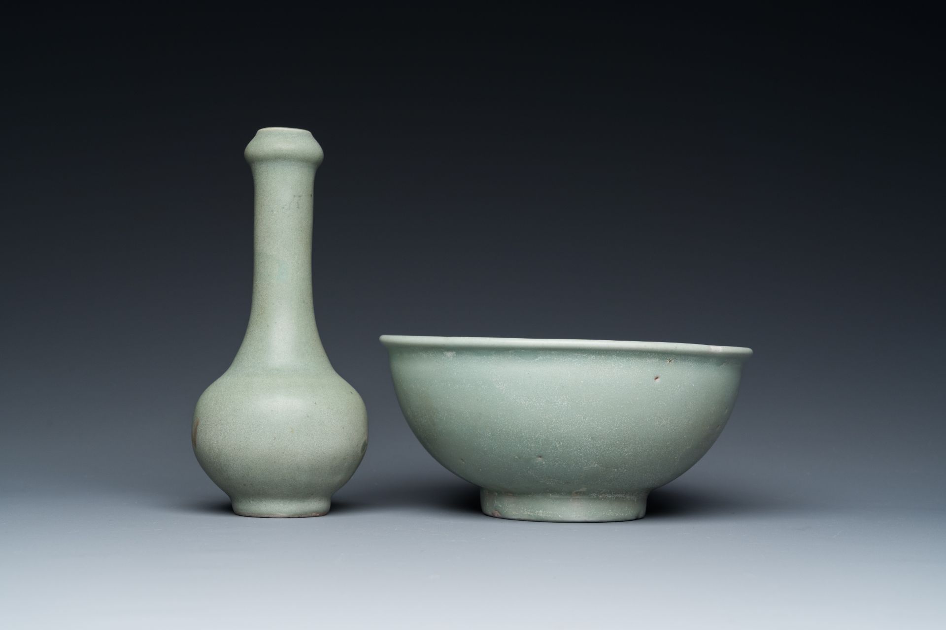 A Chinese celadon-glazed bottle vase and two bowls, Yuan/Ming - Bild 7 aus 9