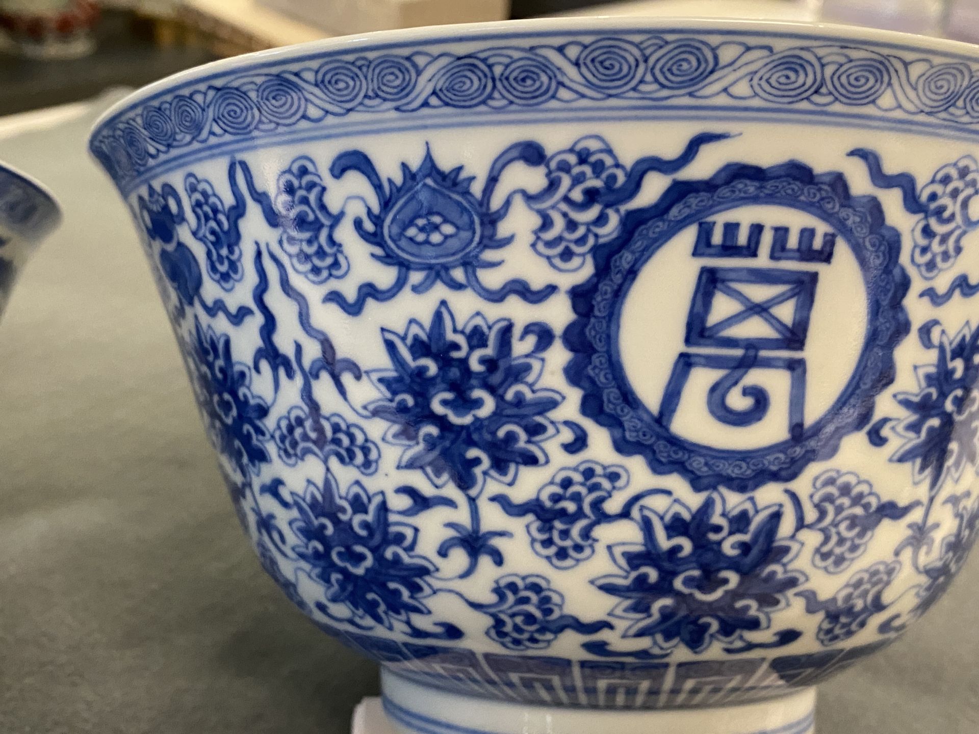 A pair of Chinese blue and white 'wan shou wu jiang' bowls, Qianlong mark and of the period - Bild 11 aus 40