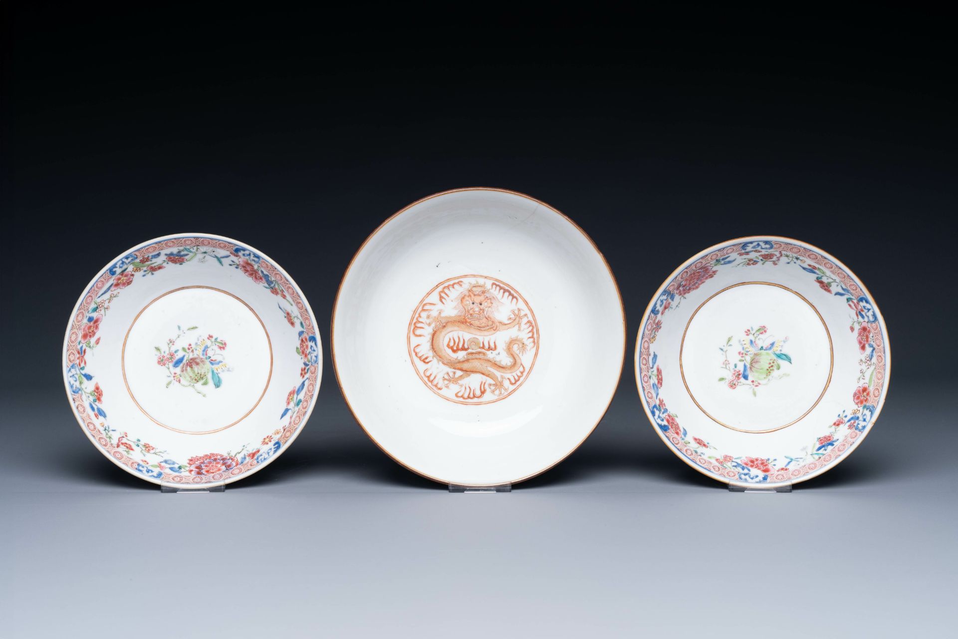 A varied collection of Chinese famille rose and Imari-style porcelain, Yongzheng and later - Bild 8 aus 21