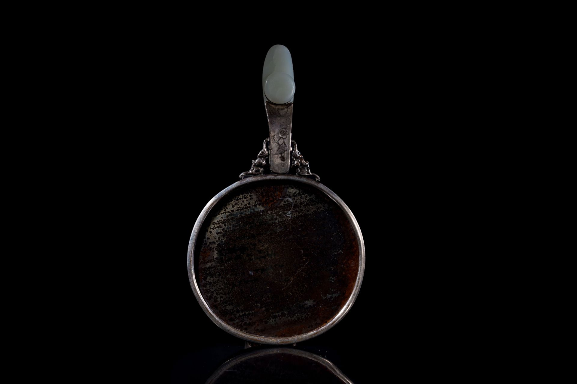 A Chinese white jade-mounted and gemstone inlaid silver hand mirror, 19/20th C. - Bild 4 aus 4