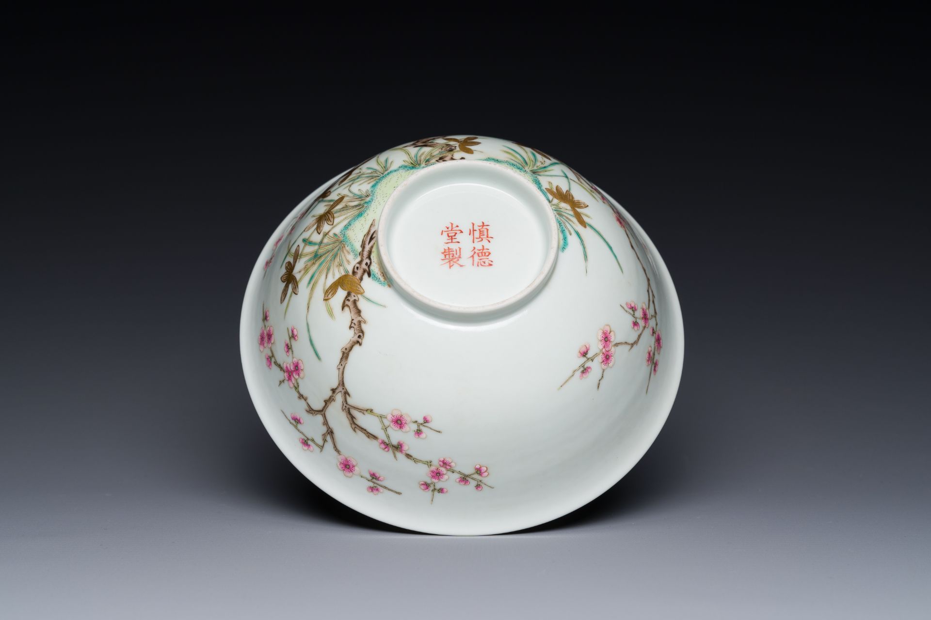 A Chinese famille rose 'plum blossom' bowl, Shen De Tang Zhi æ…Žå¾·å ‚è£½ mark, 19/20th C. - Image 7 of 7