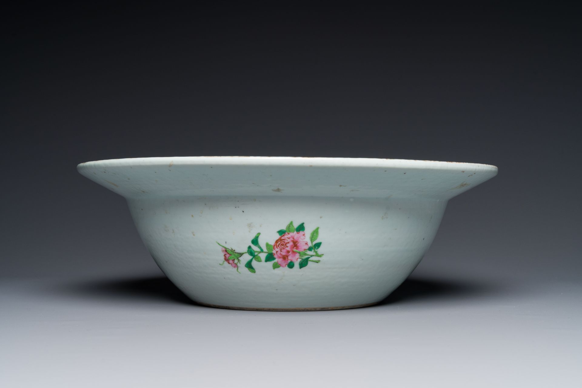 A large Chinese Canton famille rose 'Qi Lin Song Zi' basin, 19th C. - Bild 4 aus 5