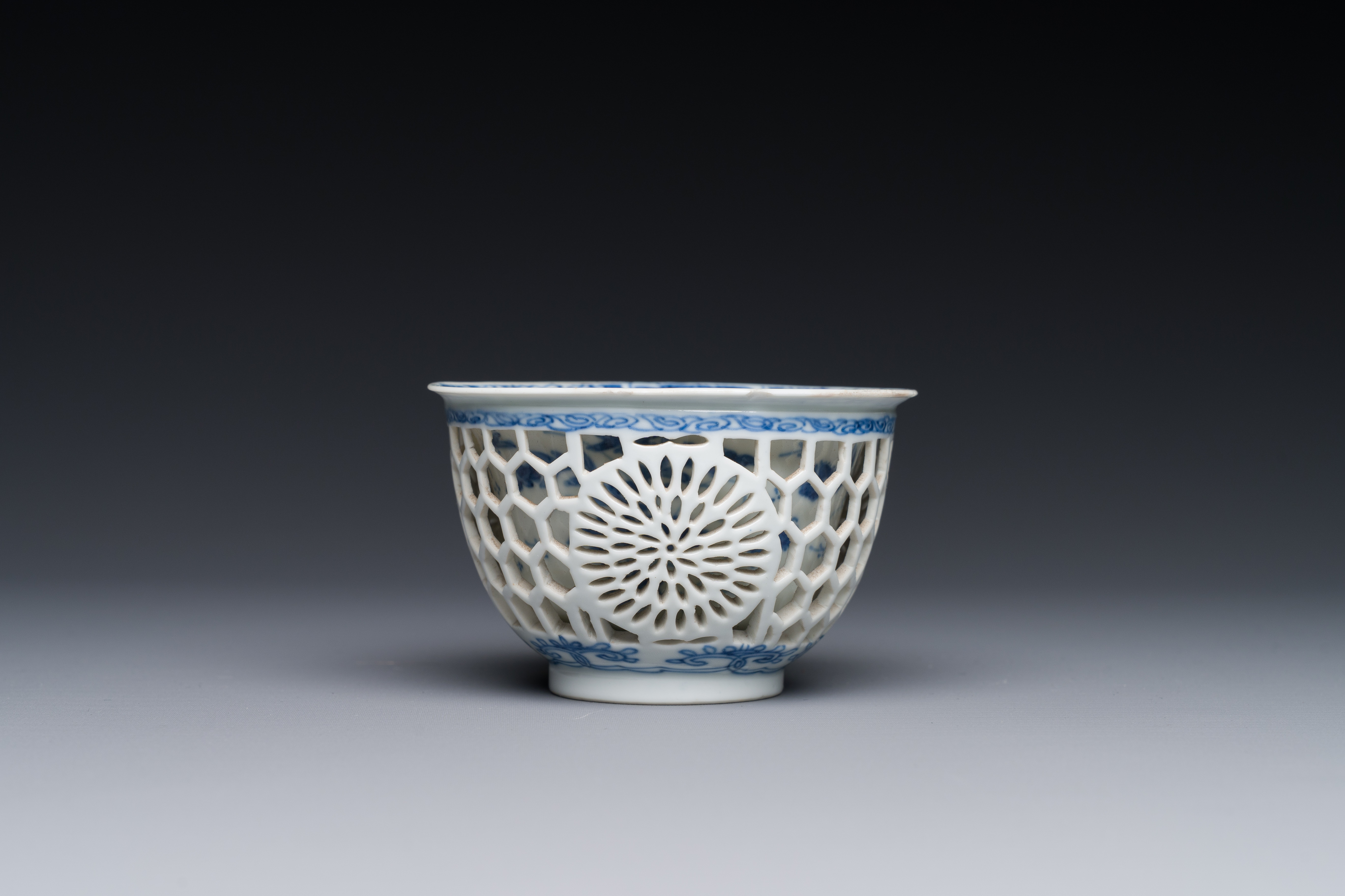 A rare Chinese reticulated double-walled blue and white cup, Kangxi - Image 3 of 4
