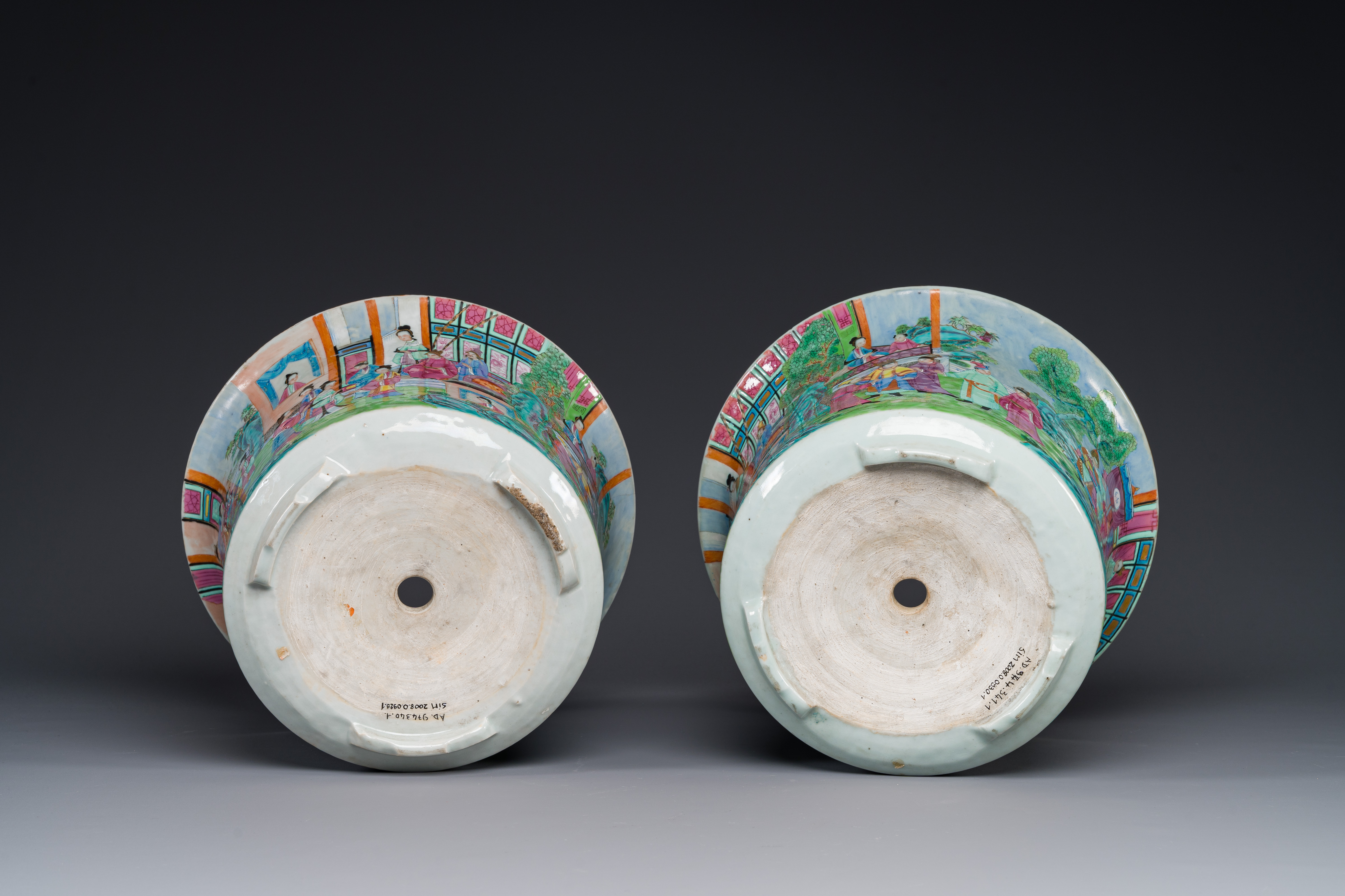A pair of fine Chinese Canton famille rose jardinieres on stands, 19th C. - Image 5 of 7