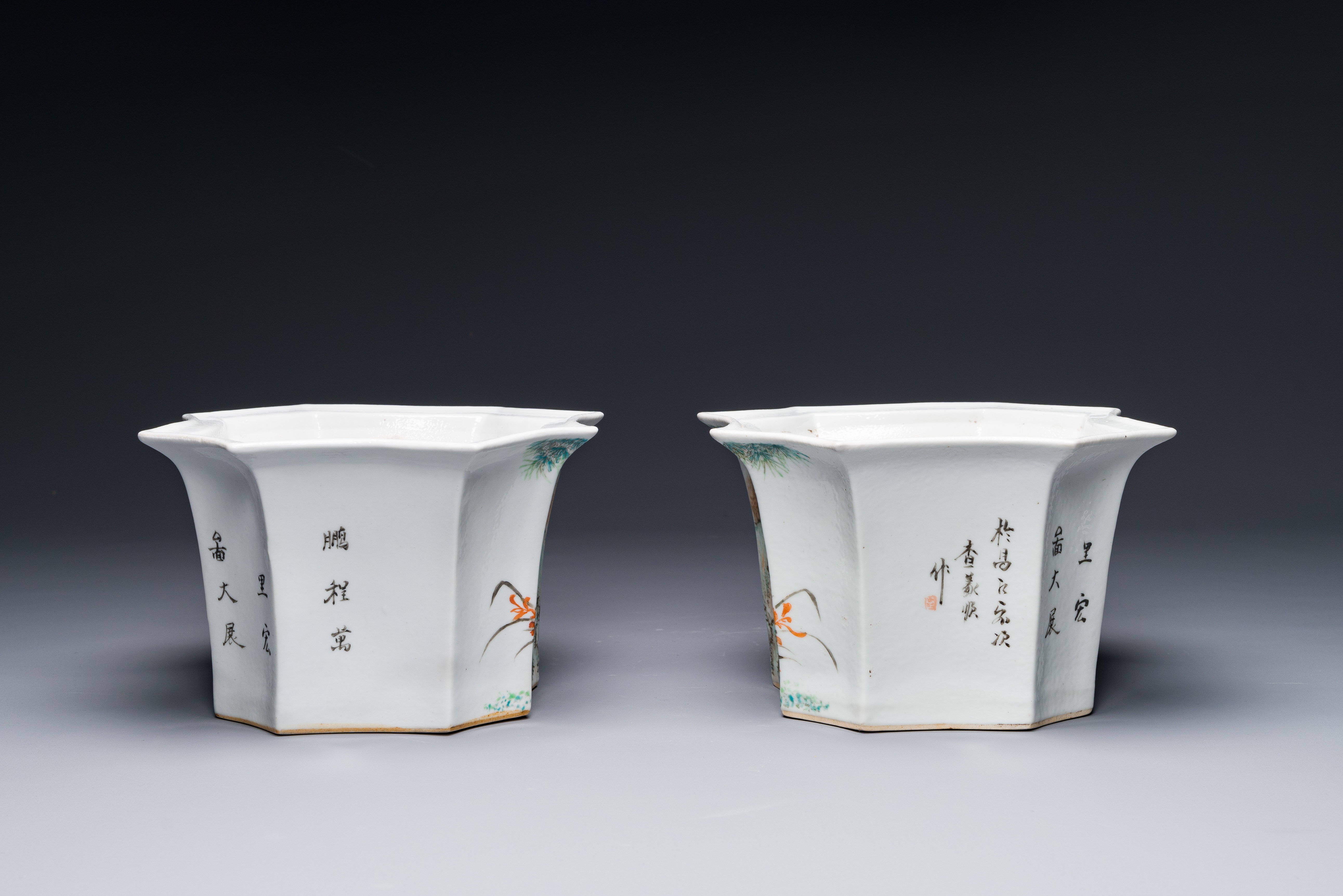 A pair of Chinese qianjiang cai flower pots, signed Cha Yishun æŸ¥ç¾©é †, 19/20th C. - Image 4 of 8
