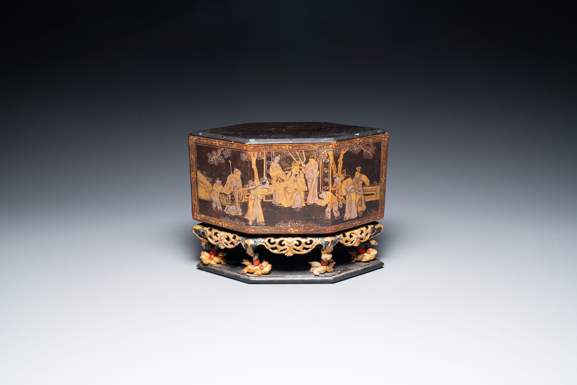 A Chinese gilt lacquer altar piece or 'chanab' for the Straits or Peranakan market, 19/20th C. - Image 9 of 13