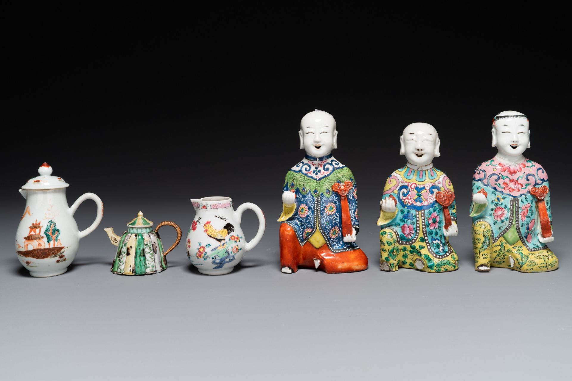 A varied collection of Chinese famille rose and verte porcelain, 18/19th C. - Image 2 of 5