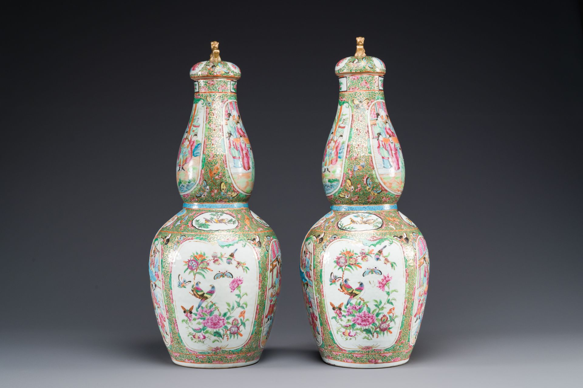 A pair of Chinese Canton famille rose double gourd vases and covers, 19th C. - Bild 2 aus 6