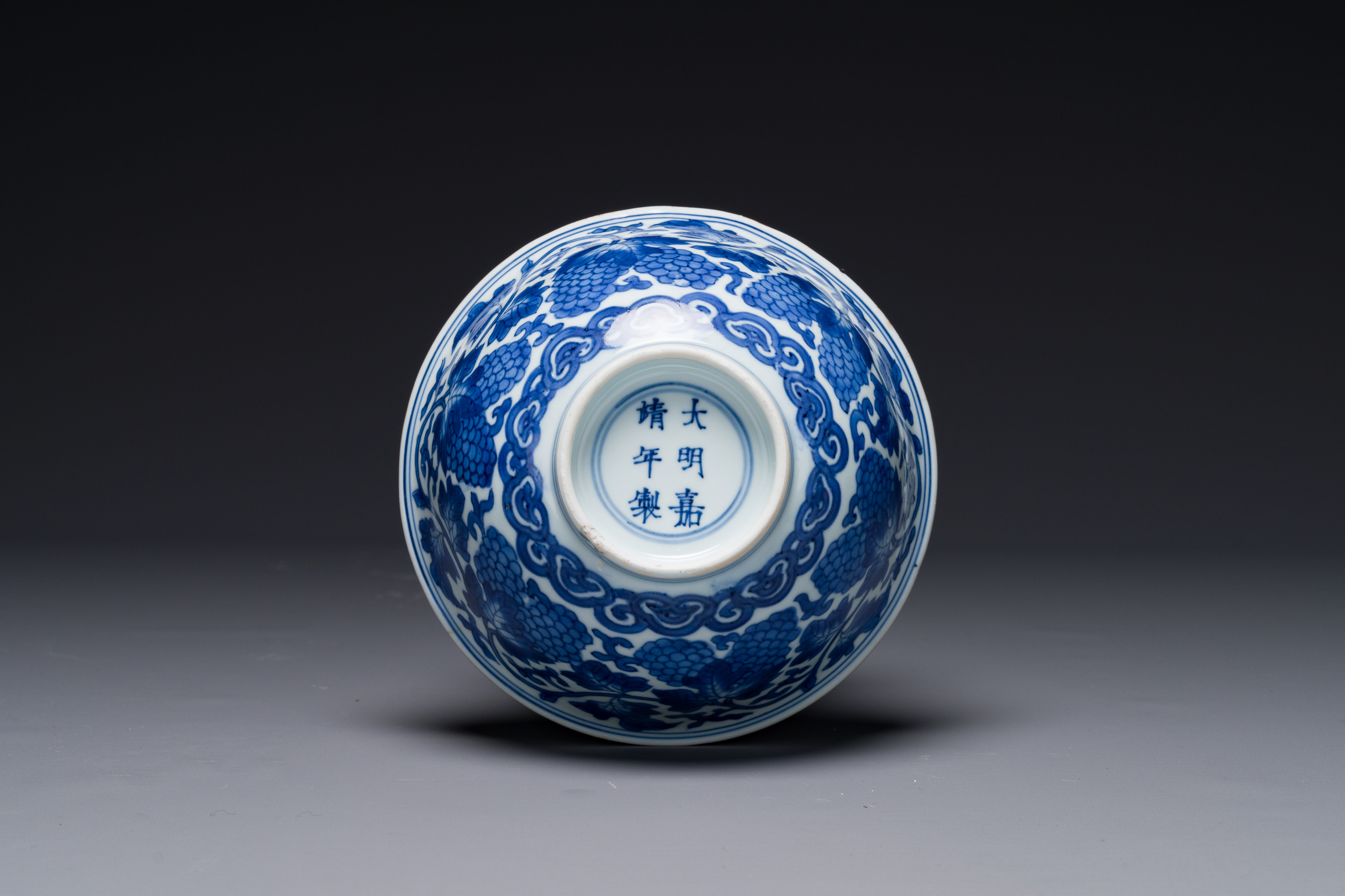 A Chinese blue and white 'grape' bowl, Jiajing mark, Shunzhi/Kangxi - Image 6 of 6