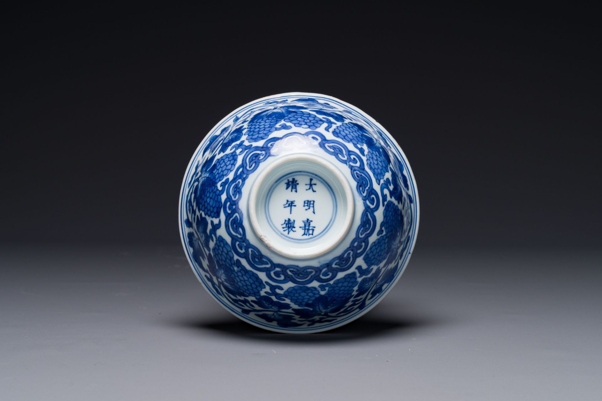 A Chinese blue and white 'grape' bowl, Jiajing mark, Shunzhi/Kangxi - Bild 6 aus 6
