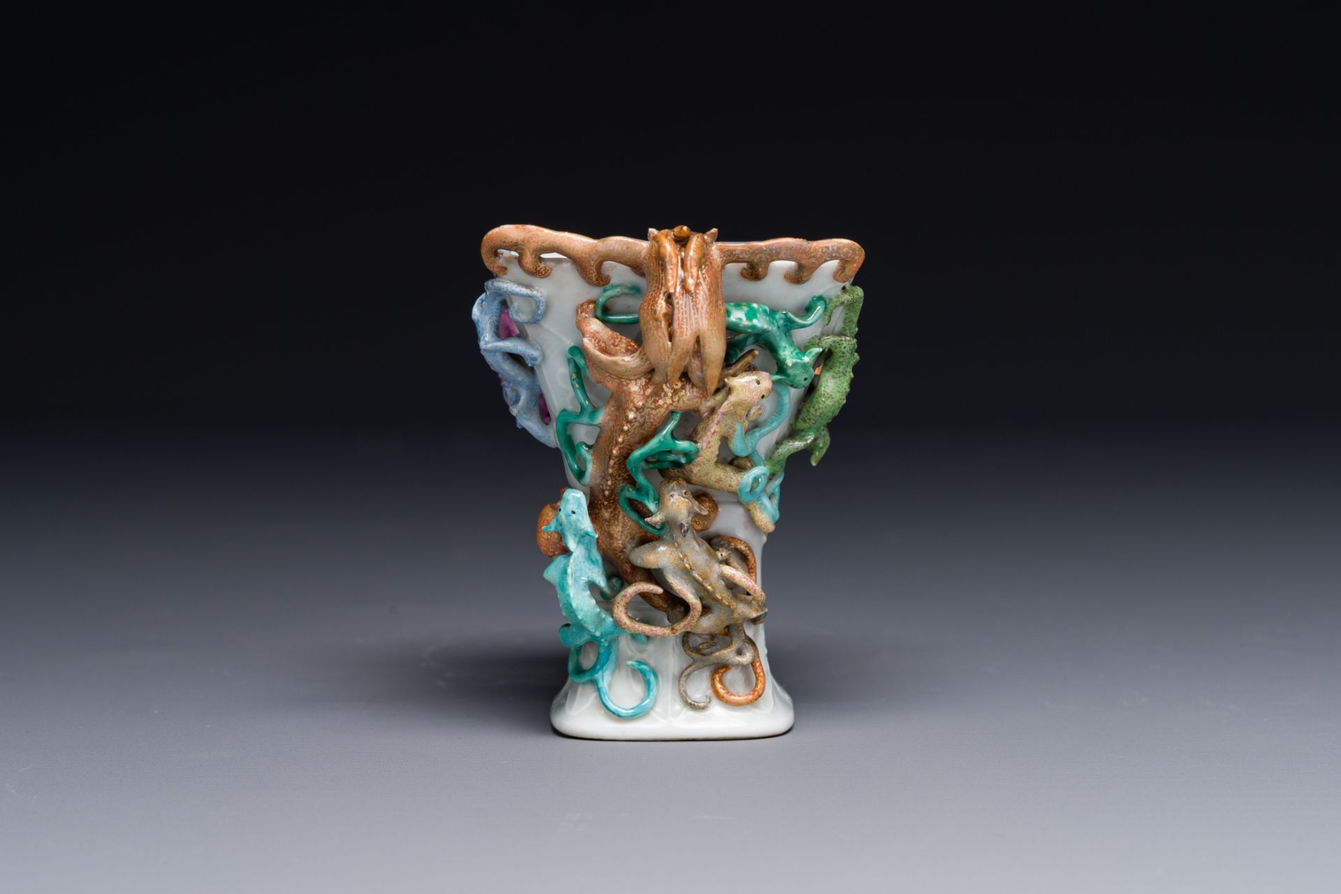 A Chinese archaistic famille rose cup in shape of a 'zun' with nine applied dragons, Qianlong/Jiaqin - Bild 4 aus 8