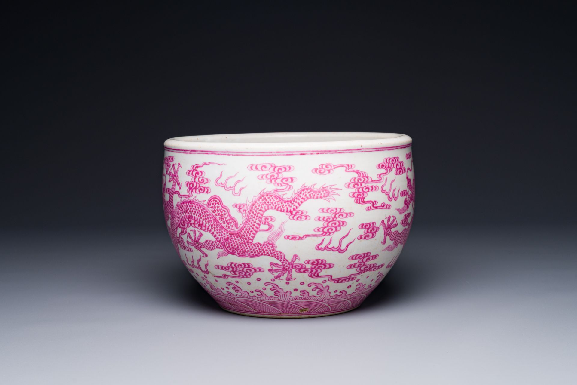 A small Chinese puce-enamelled 'dragon' fish bowl, 19/20th C. - Image 2 of 7