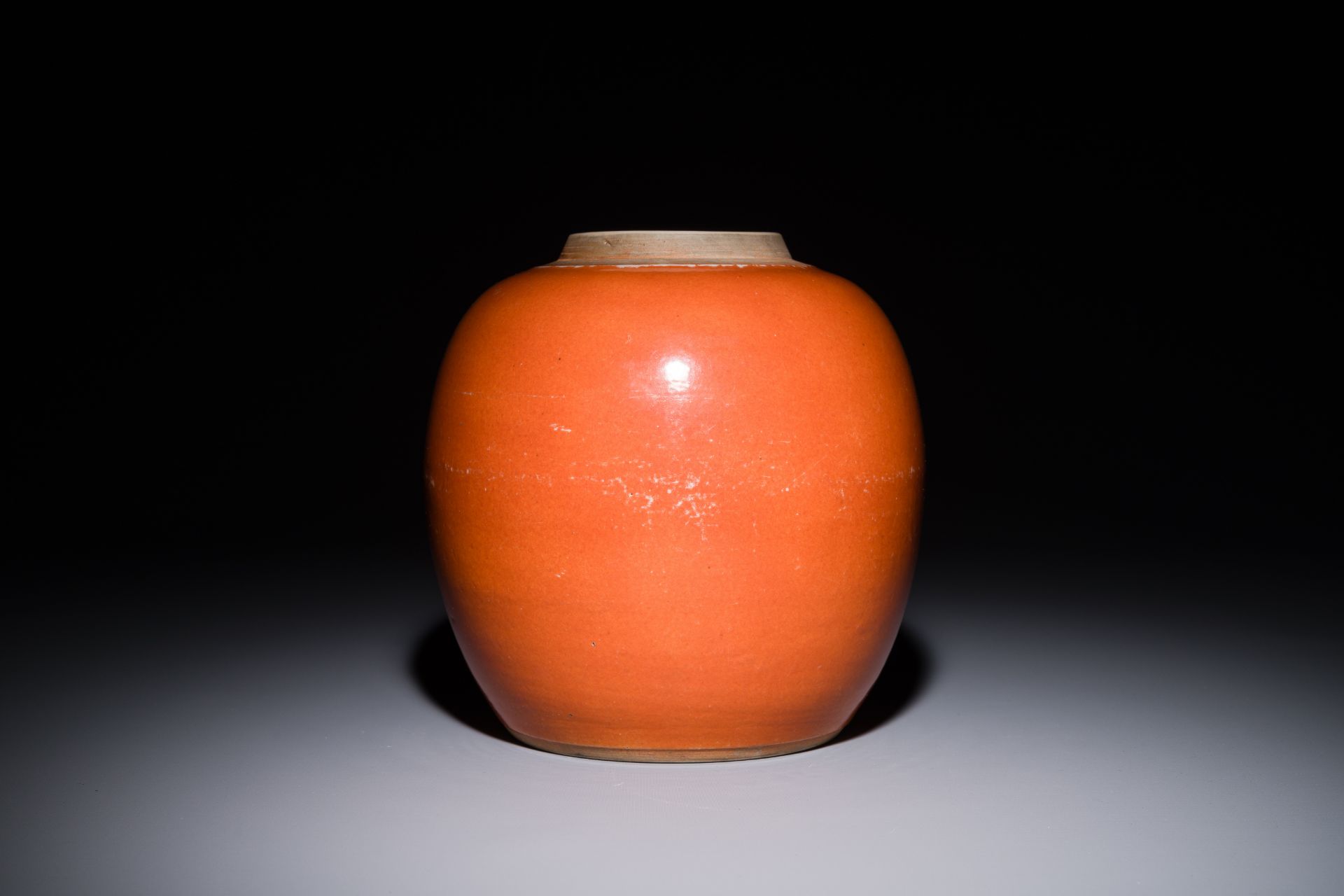 A Chinese monochrome coral-red-glazed ginger jar with wooden cover, 18th C. - Bild 3 aus 4