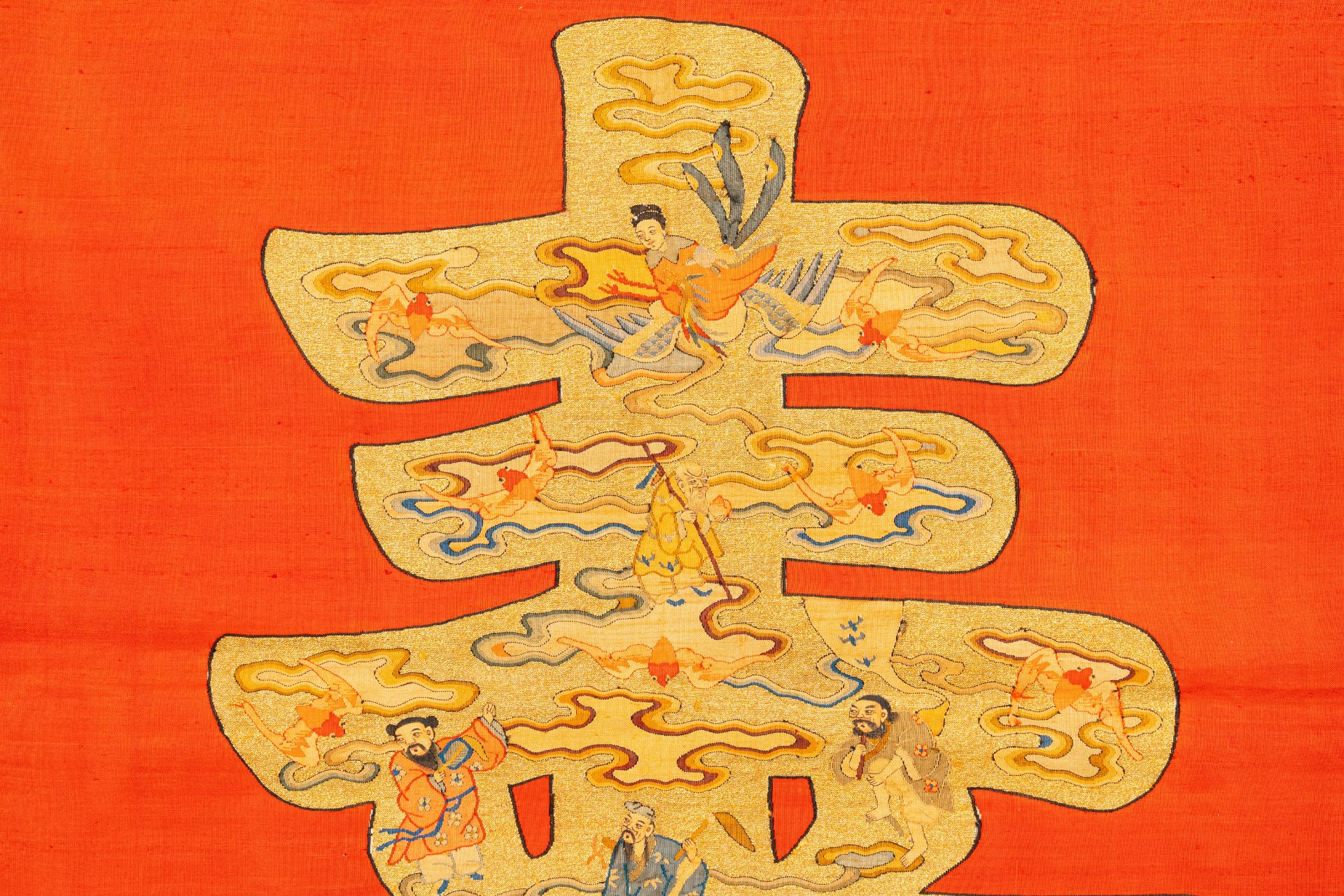 Three Chinese embroidered silk cloths with figural designs, 19/20th C. - Bild 9 aus 16