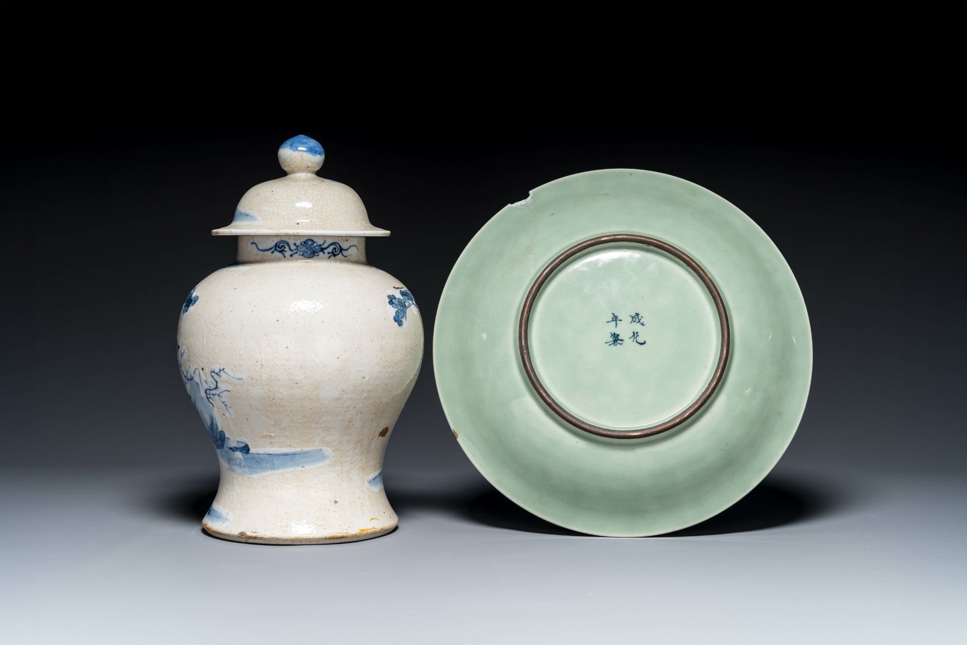 A Chinese celadon-ground blue and white dish and a vase and cover, Chenghua mark, 19th C. - Bild 2 aus 4