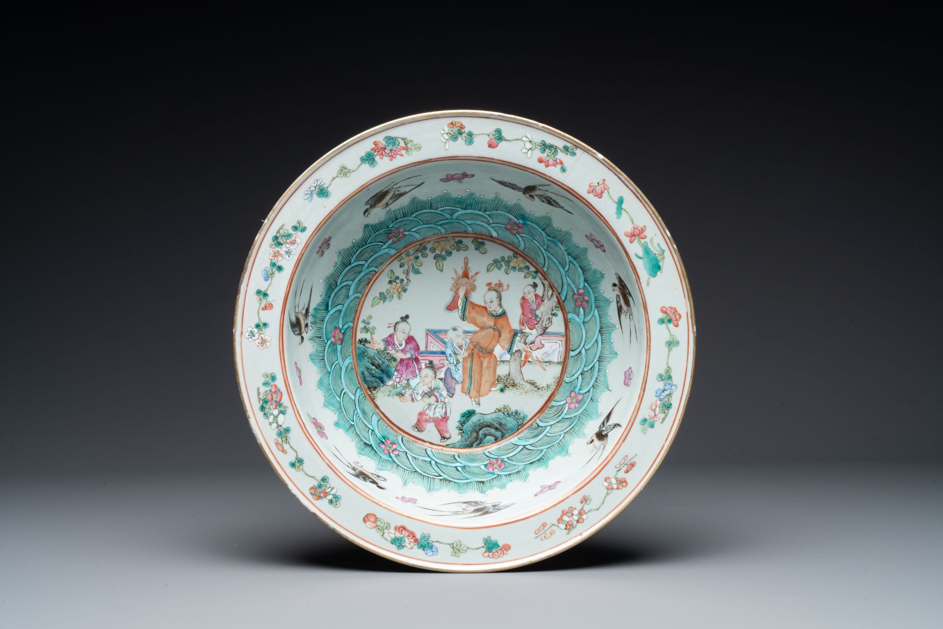 A Chinese famille verte dish, a famille rose basin and a dish, 19th C. - Image 2 of 8
