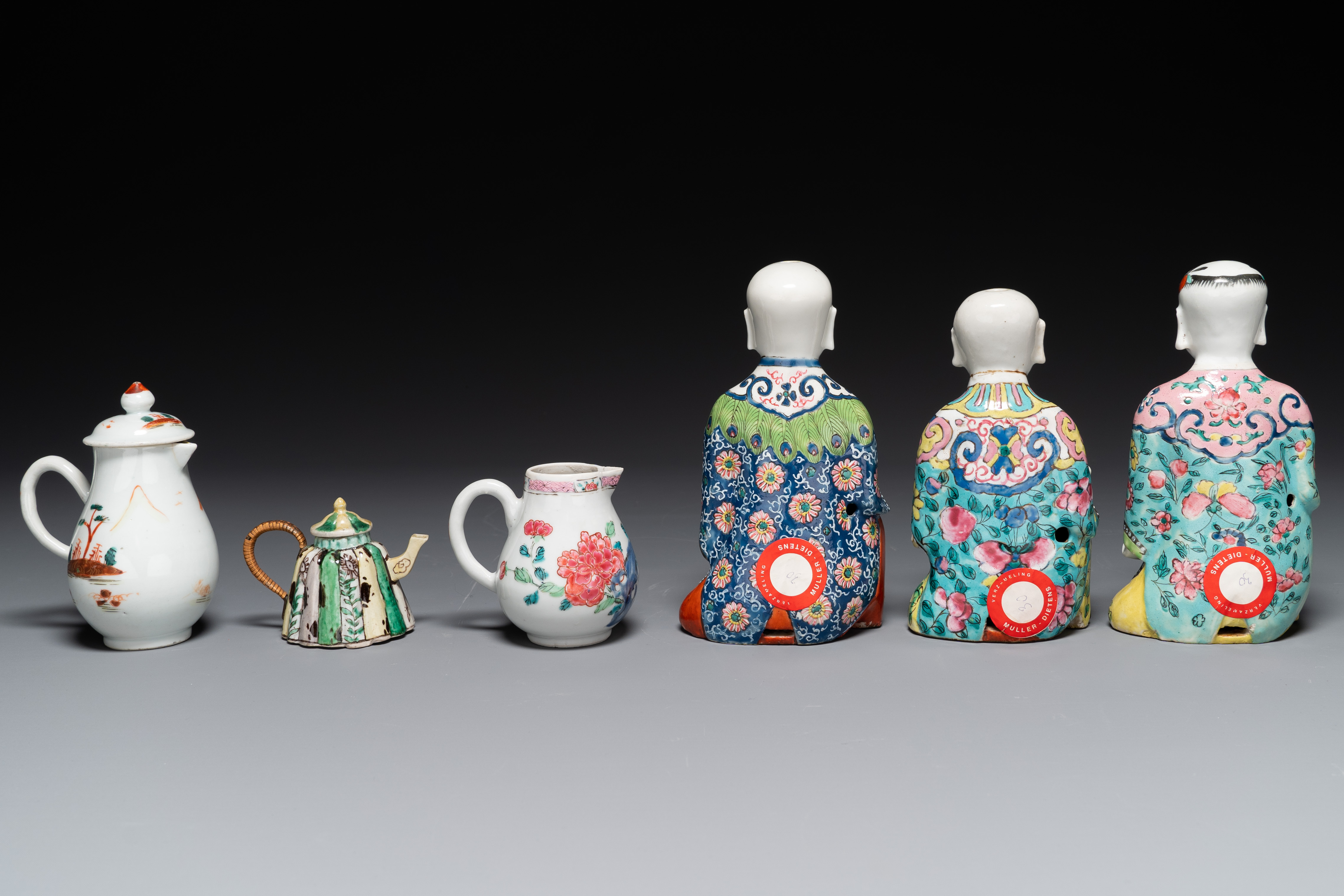A varied collection of Chinese famille rose and verte porcelain, 18/19th C. - Image 3 of 5