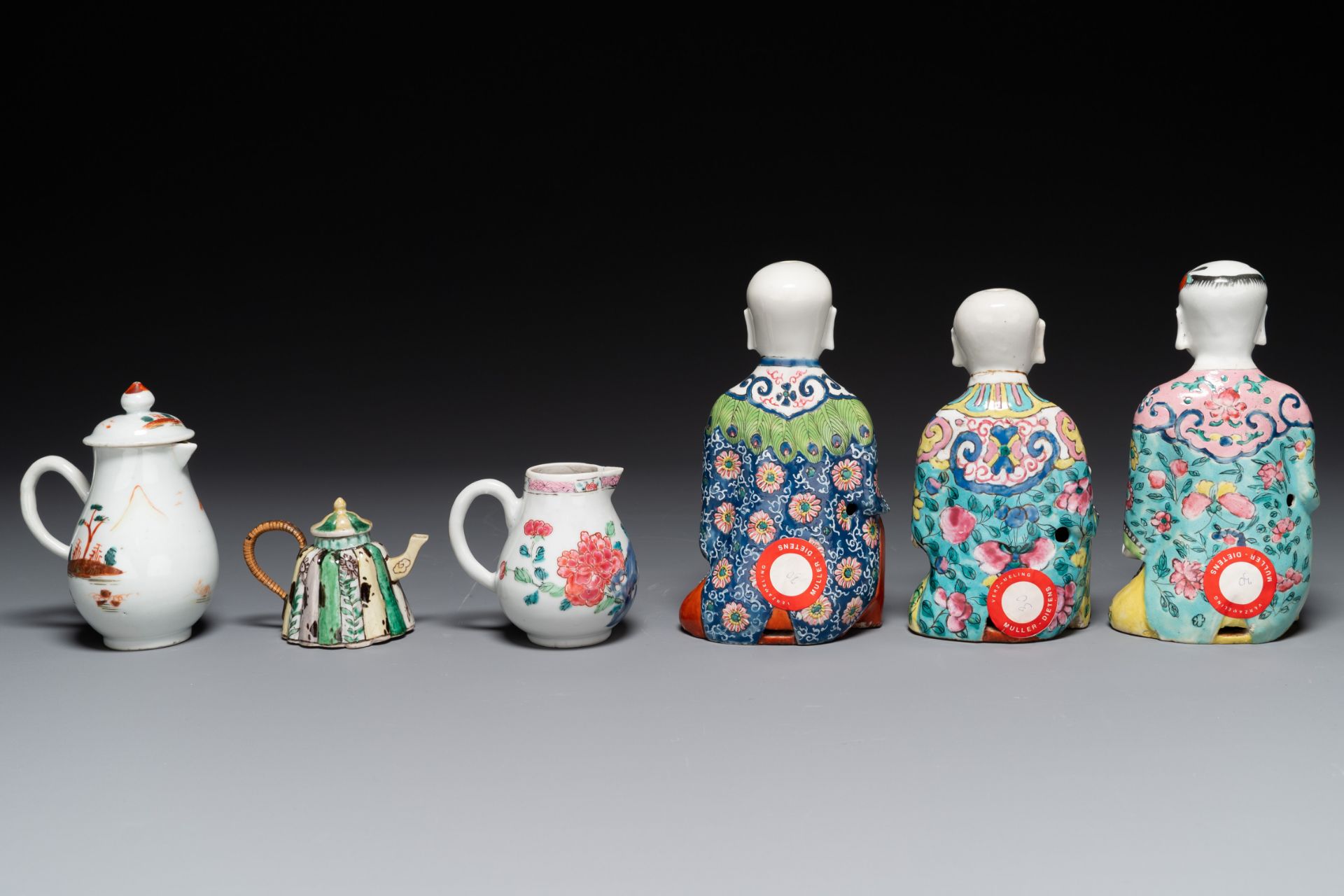 A varied collection of Chinese famille rose and verte porcelain, 18/19th C. - Bild 3 aus 5