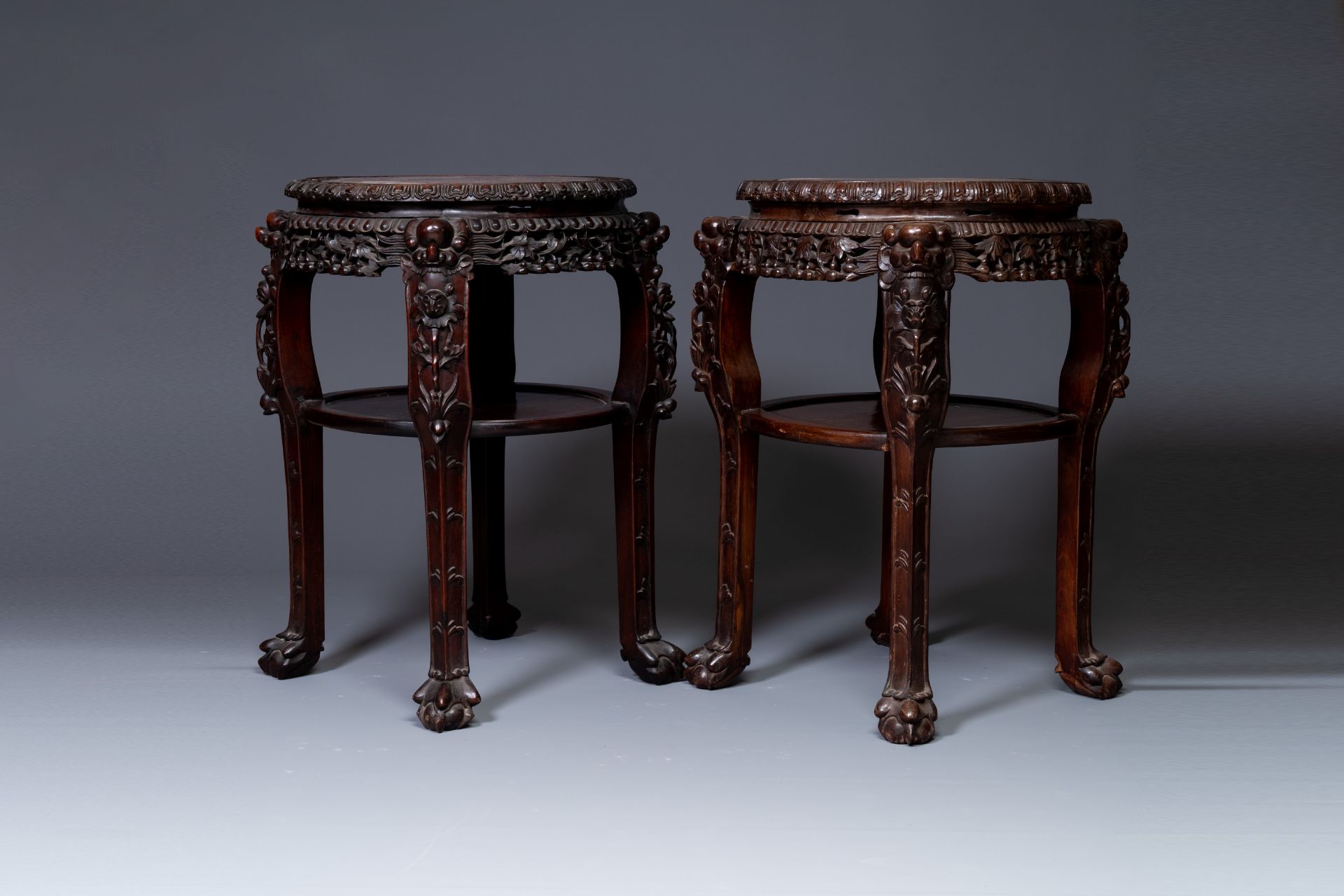 A pair of large Chinese carved wooden stands with marble tops, 19th C. - Bild 2 aus 5