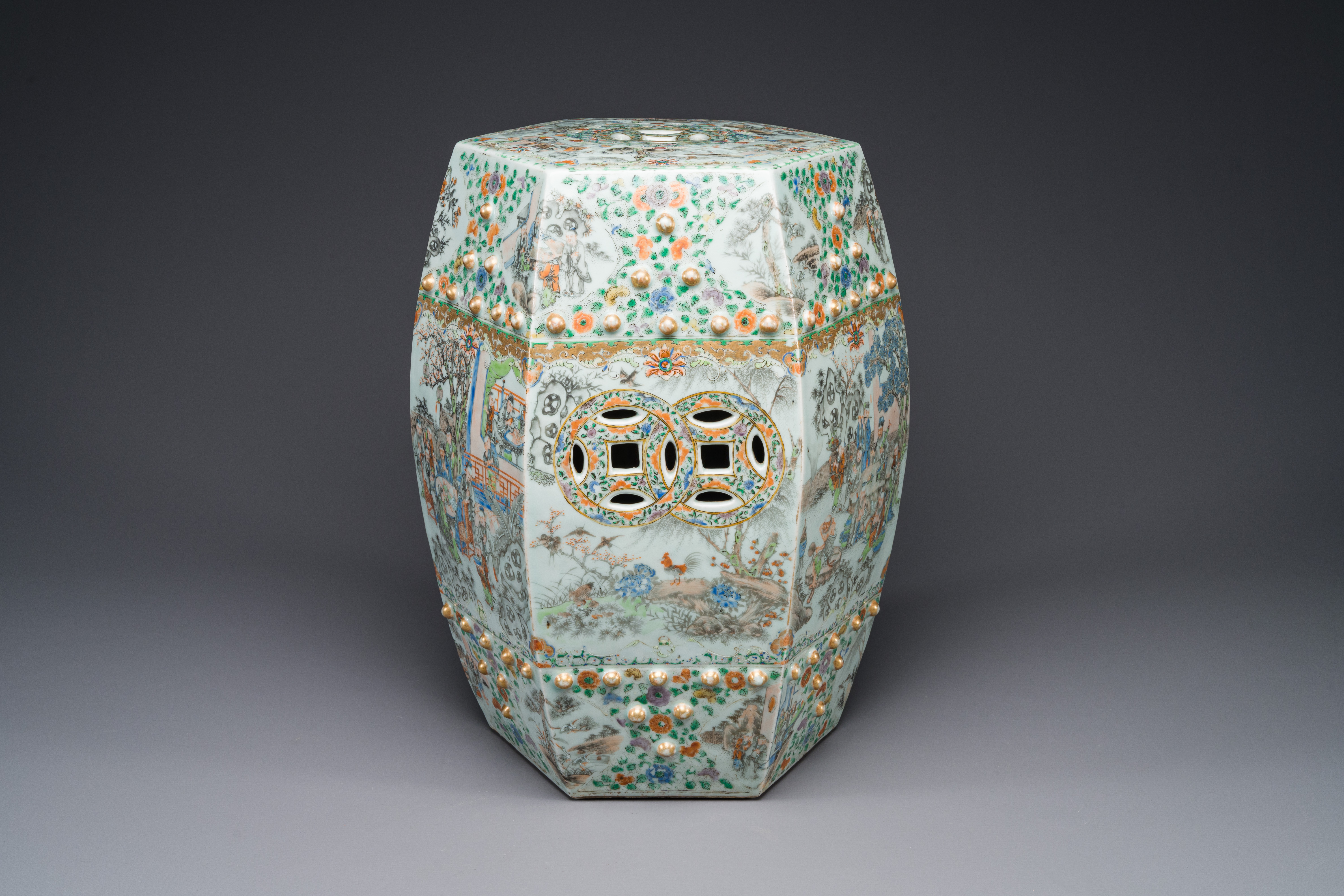 A Chinese Canton famille verte garden seat with figurative design, 19th C.