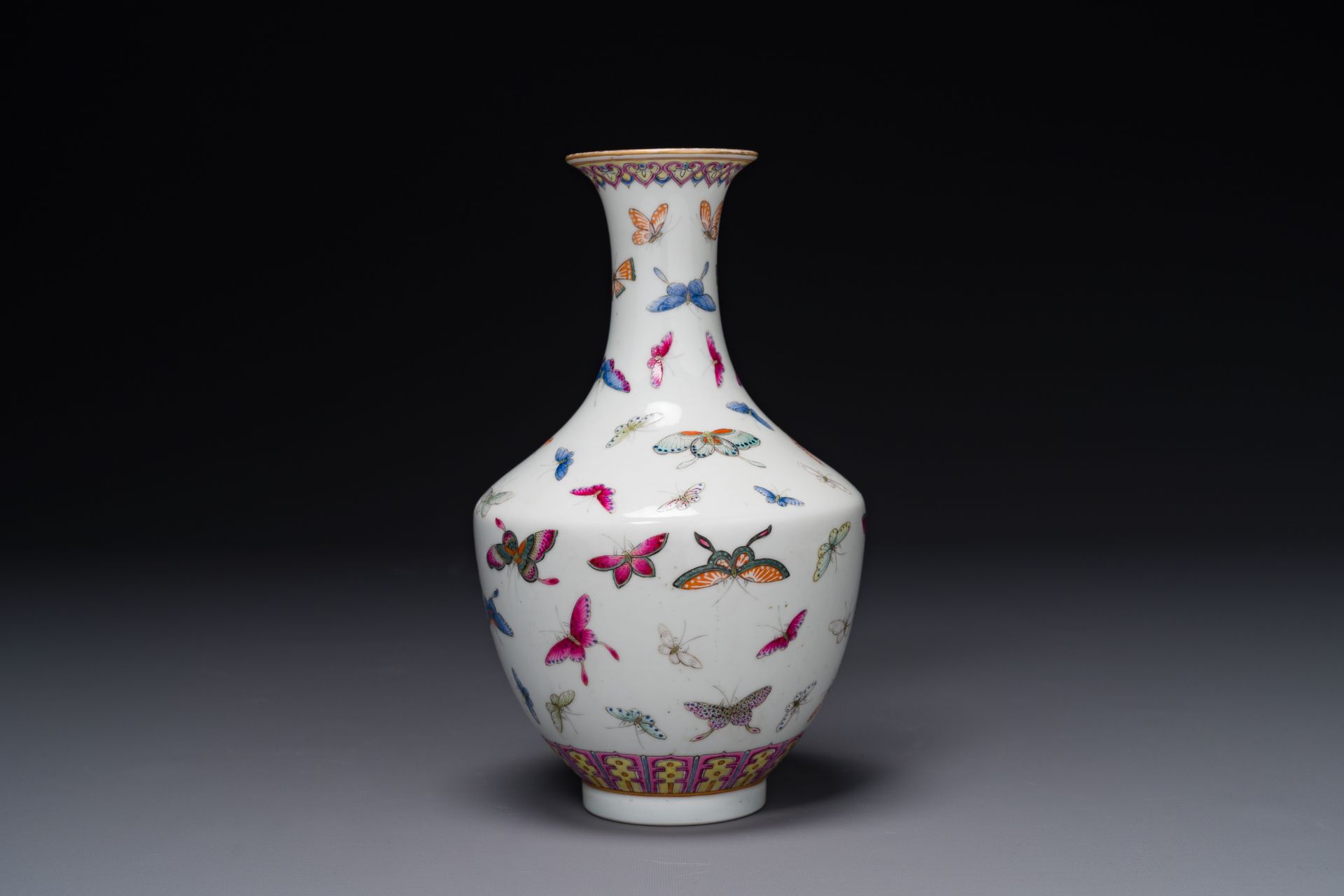 A Chinese famille rose vase with butterfly design, Guangxu mark, 19th C. - Bild 4 aus 6