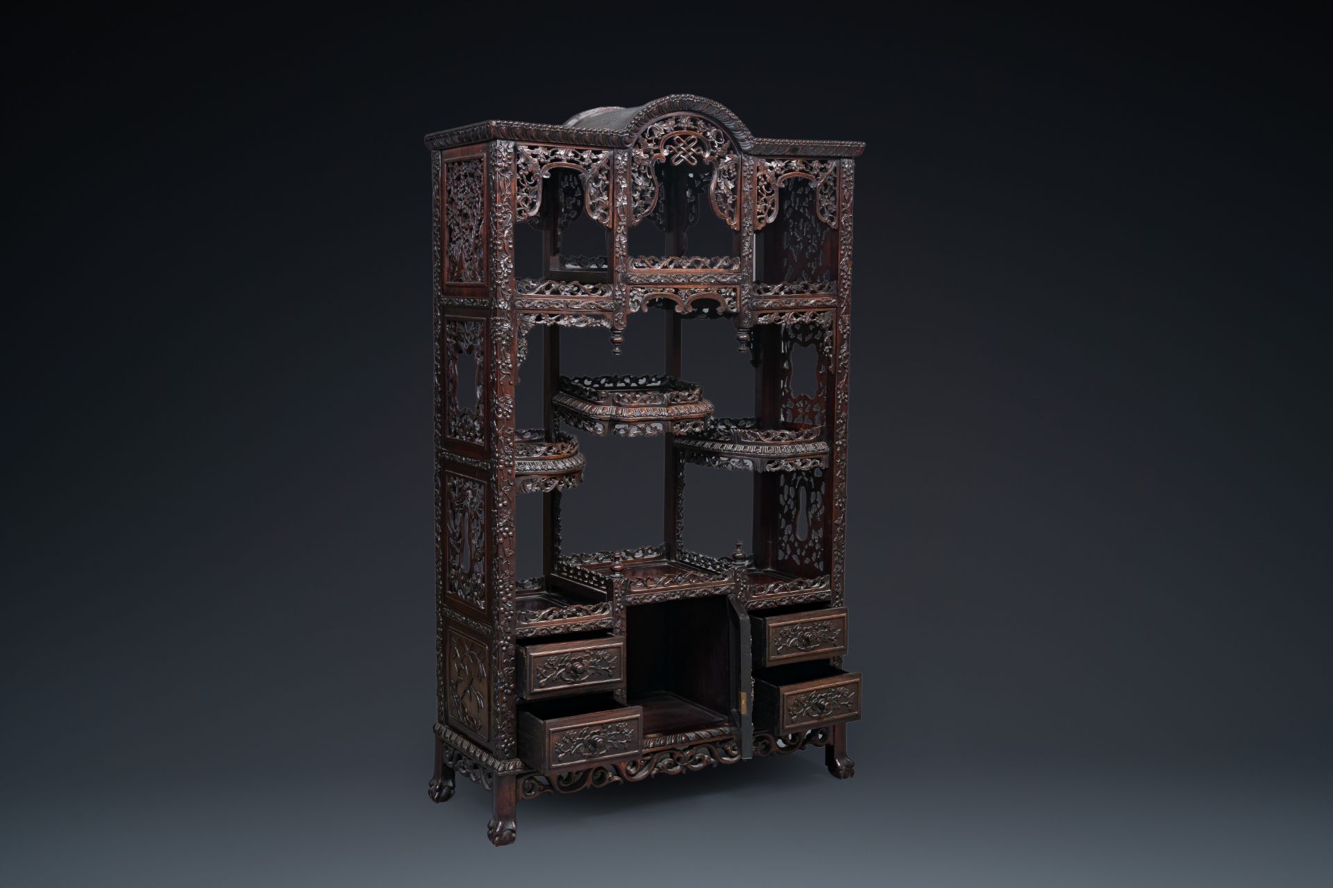 A richly carved Chinese hongmu wooden etagere cupboard, Canton, 19th C. - Bild 2 aus 6