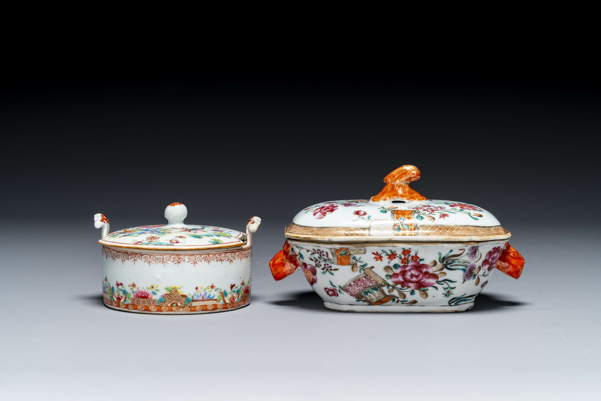 Three Chinese famille rose plates, a butter tub and a tureen and cover, Qianlong - Bild 5 aus 7