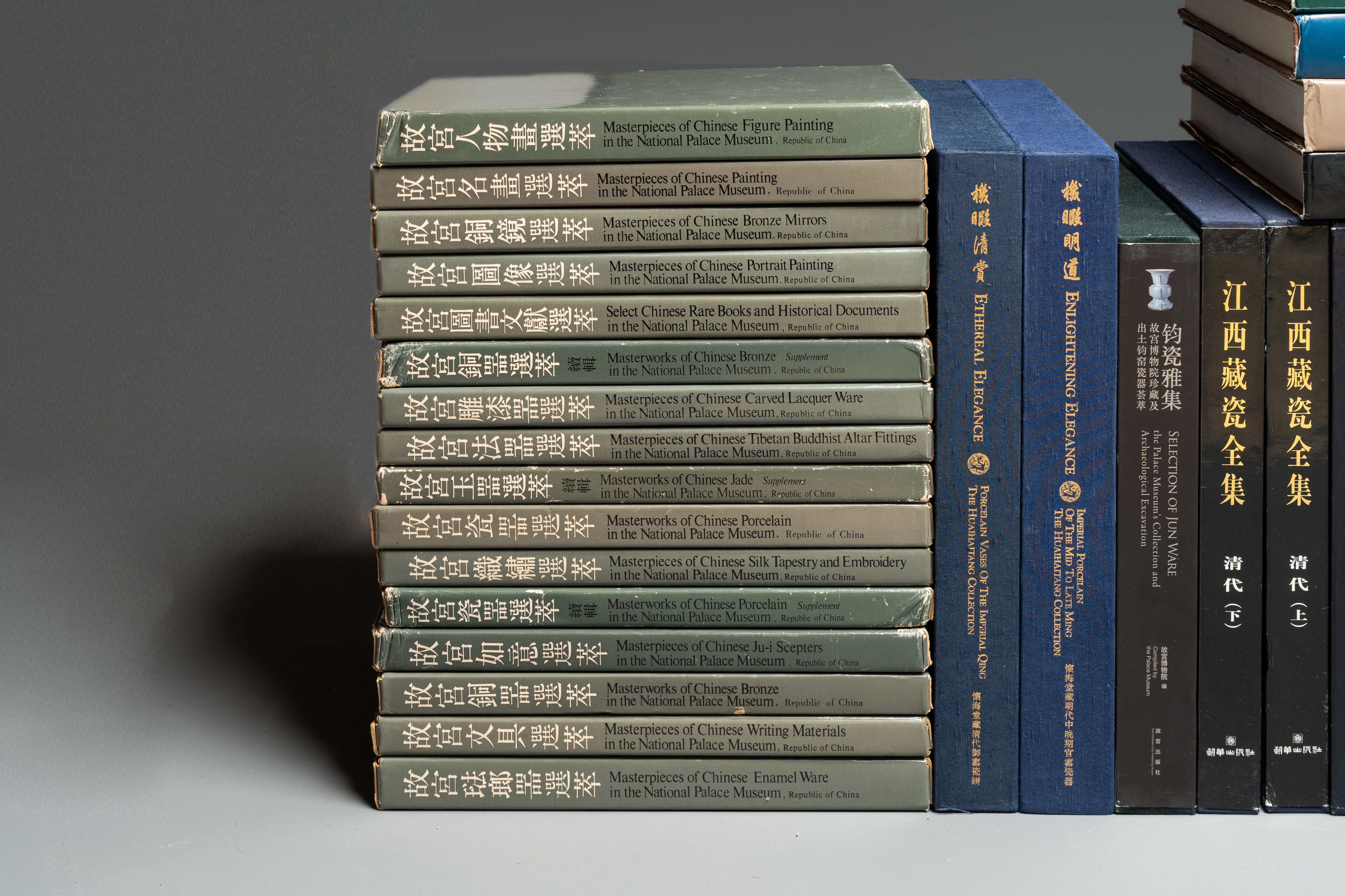A varied collection of 66 Chinese reference books on Chinese arts and crafts - Image 2 of 5