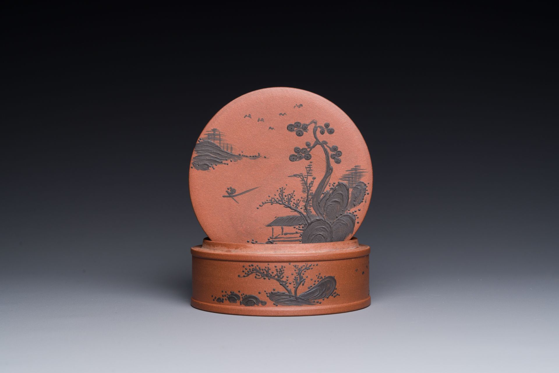 A Chinese blue-enameled Yixing stoneware box and cover with a mountainous landscape, 18/19th C. - Bild 2 aus 5