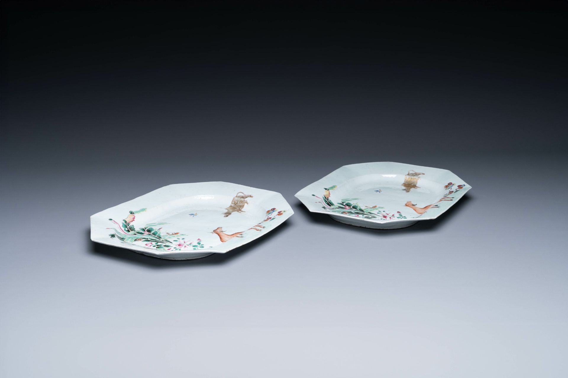 A pair of Chinese octagonal famille rose 'water buffalo' dishes, Qianlong - Bild 3 aus 3