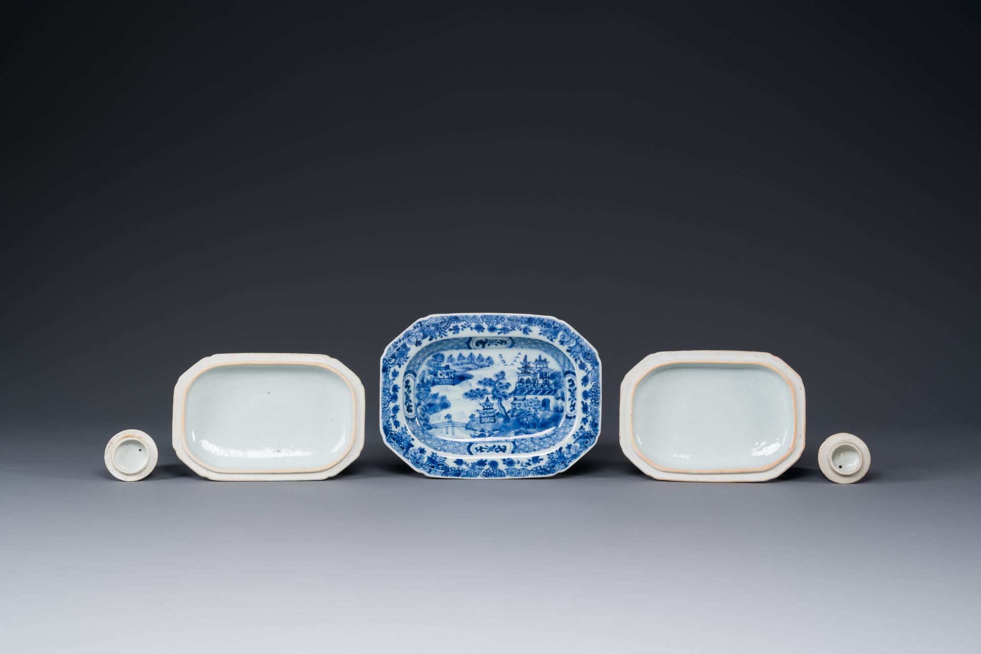 A pair of Chinese blue and white miniature chocolate jugs and three tureens, Qianlong - Bild 5 aus 5