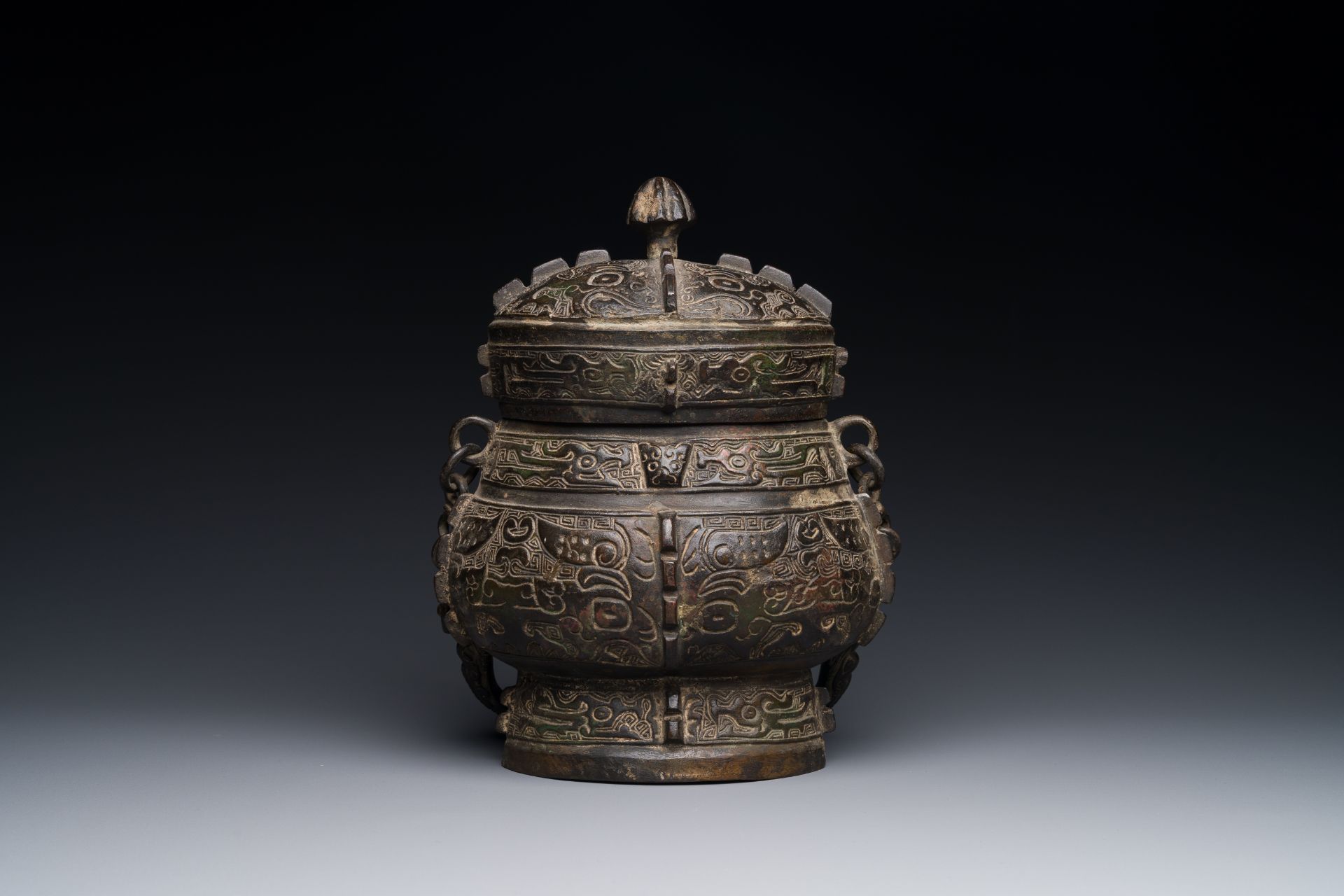 A Chinese bronze ritual wine vessel and cover, 'you', Yuan/Ming - Bild 2 aus 3