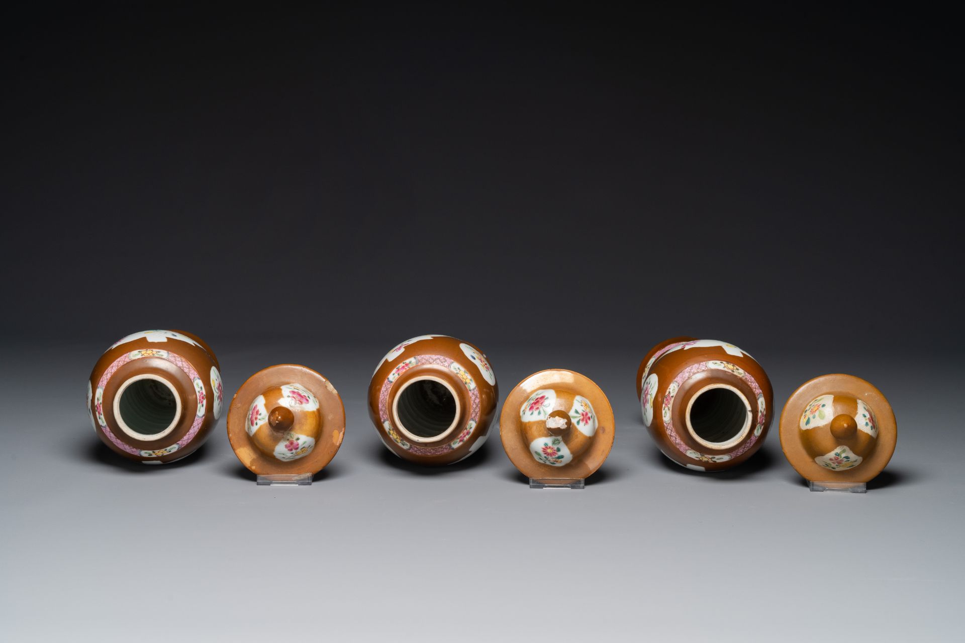 A Chinese capucin-brown-ground famille rose garniture of five vases with floral design, Qianlong - Image 4 of 7